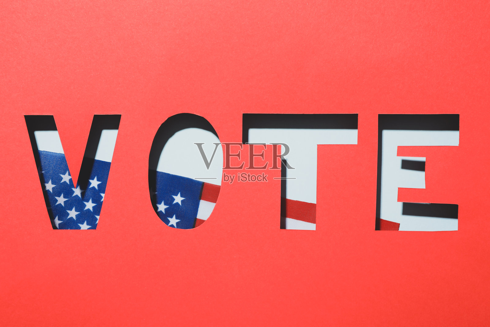 红色背景与字投票与蓝色背景与美国国旗照片摄影图片