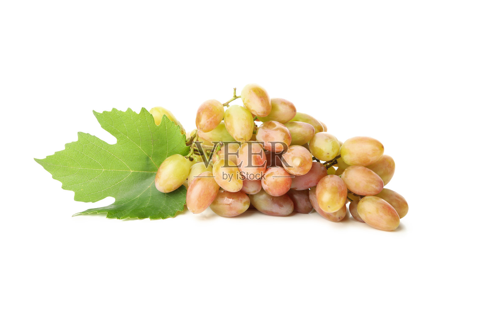 成熟的葡萄，叶子孤立在白色背景上照片摄影图片