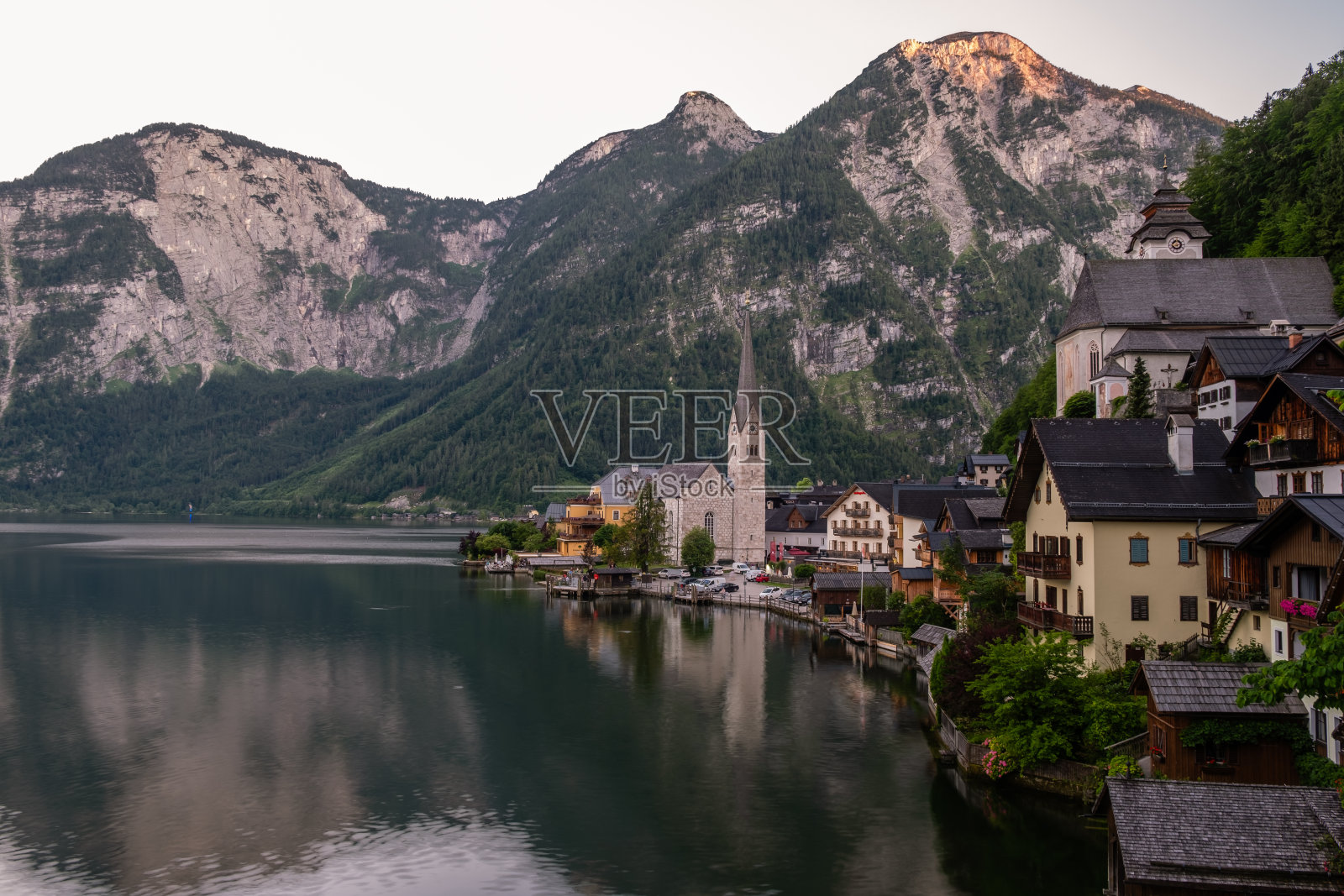 奥地利哈尔斯塔特湖上的哈尔斯塔特村照片摄影图片