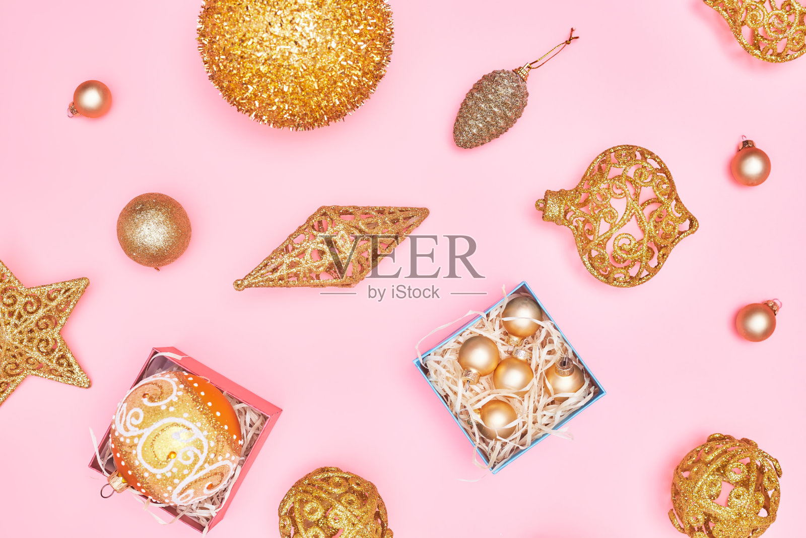 淡粉色背景上的金色圣诞装饰，文案空间，布局照片摄影图片