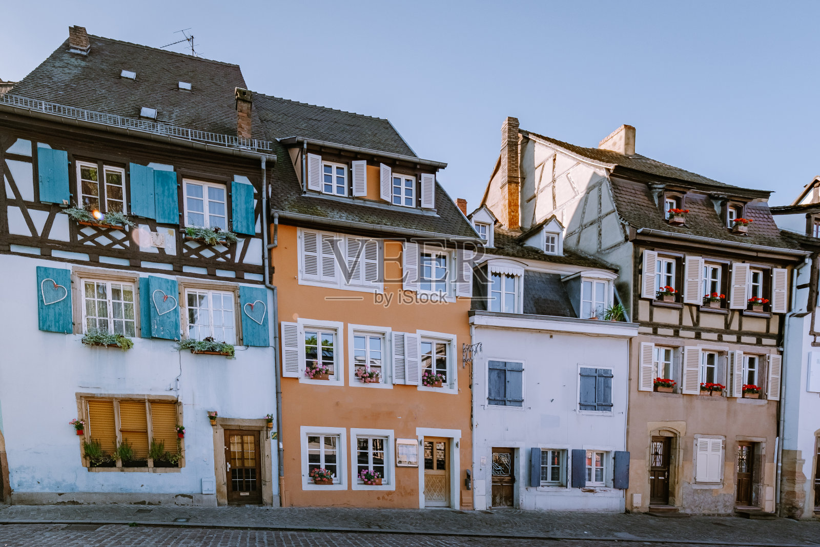 科尔,法国阿尔萨斯。小威尼斯，水渠和传统的半木结构房屋。科尔马是法国阿尔萨斯的一个迷人的小镇。美丽的风景，丰富多彩的浪漫城市科尔马，法国，阿尔萨斯照片摄影图片