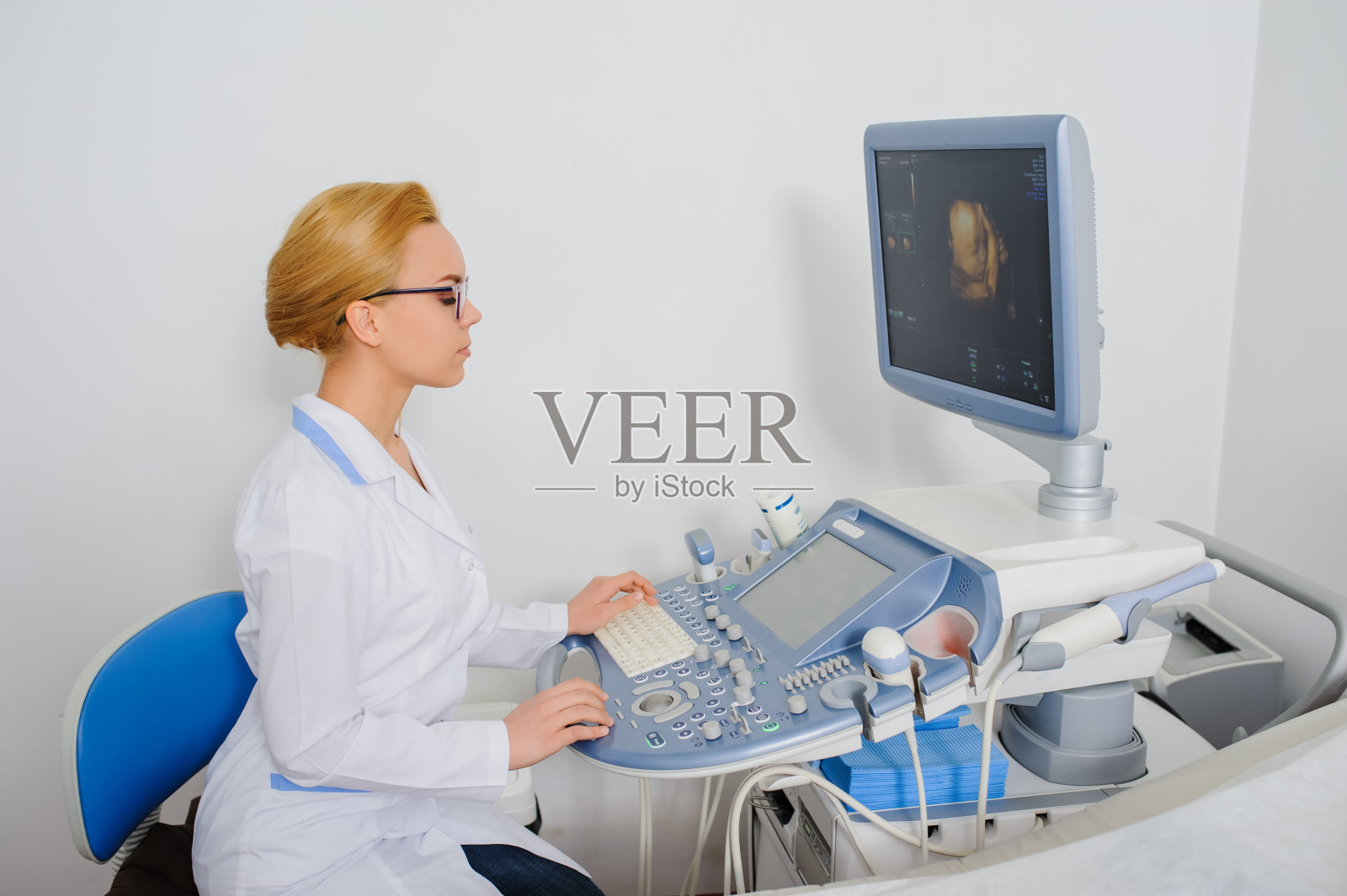 医生分析超声诊断仪的结果照片摄影图片