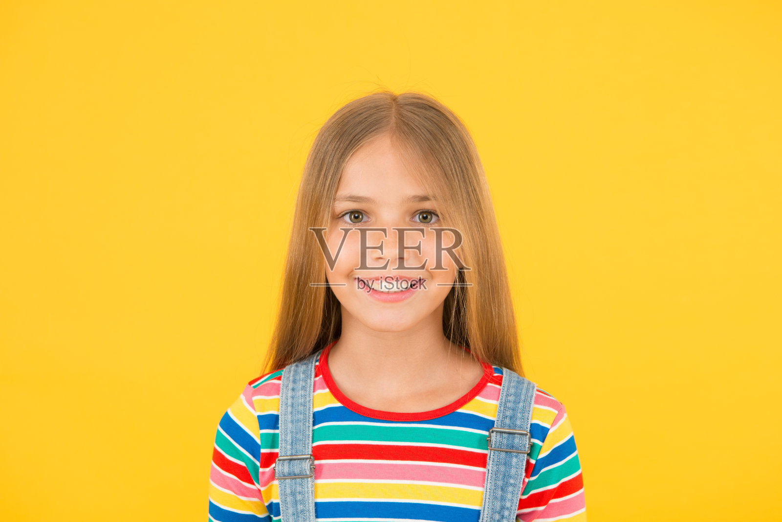 快乐的童年。普遍的儿童的一天。儿童保健。灿烂的微笑。孩子快乐的笑脸。女孩可爱的笑脸。孩子迷人的微笑。女孩长发开朗快乐拷贝空间照片摄影图片