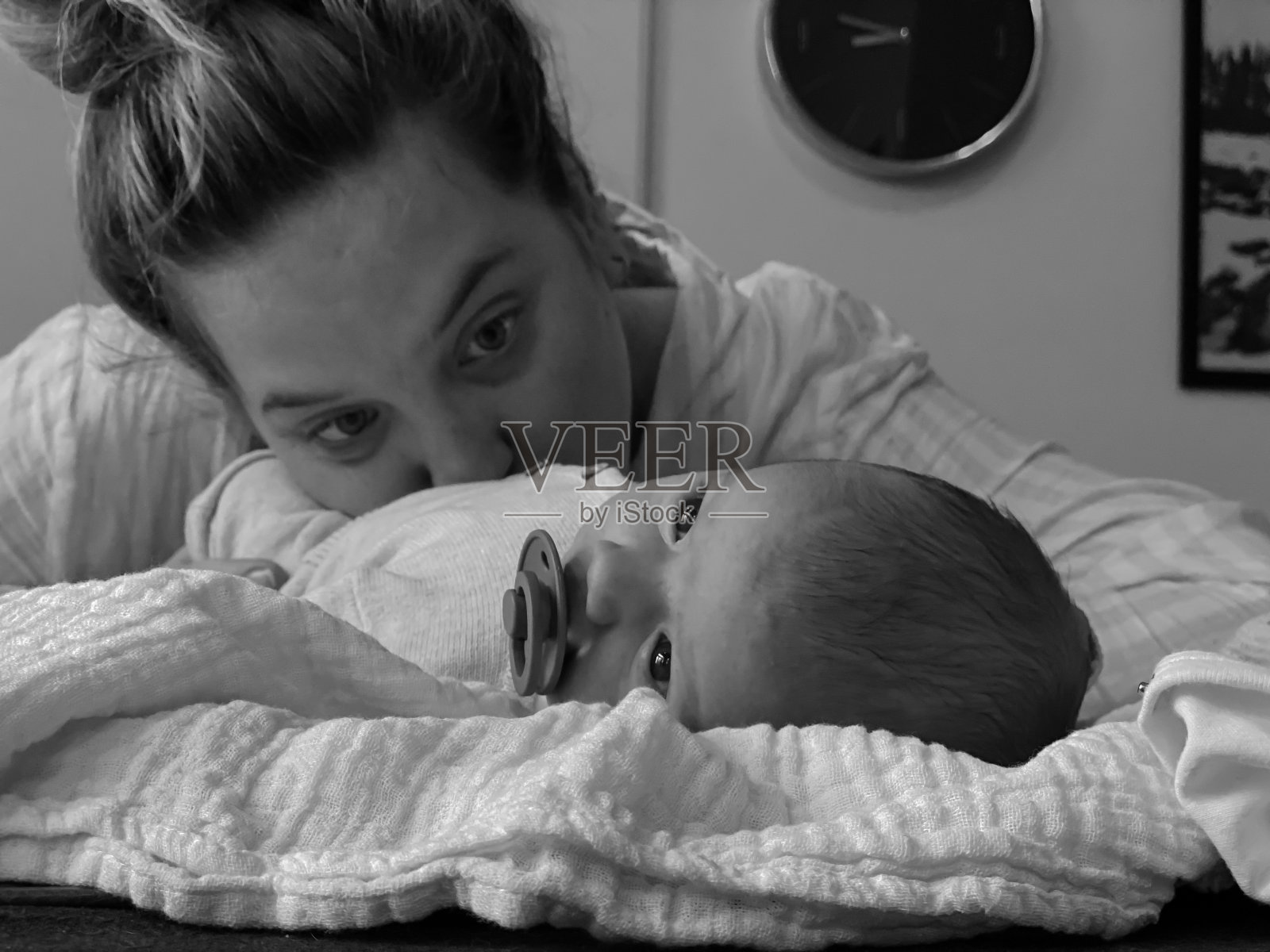 妈妈带着刚出生的女儿照片摄影图片