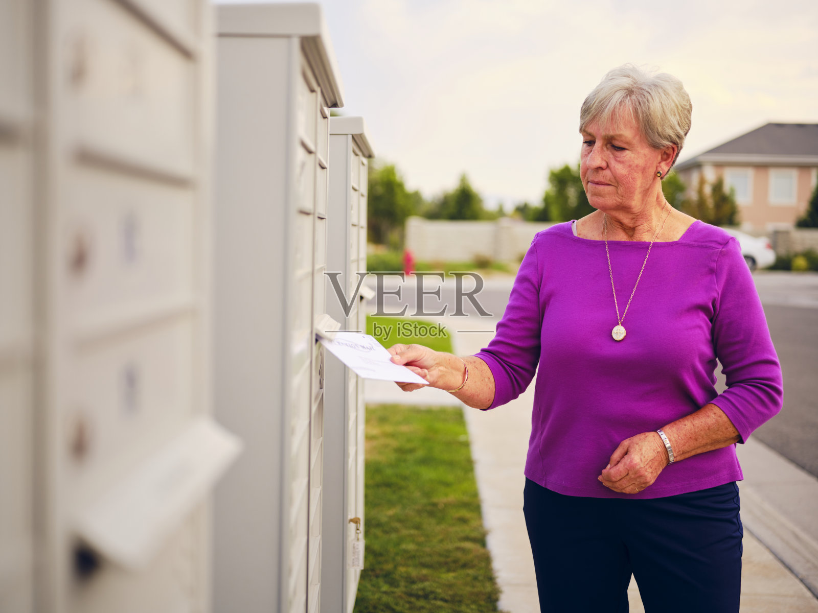 老年妇女通过邮件投票照片摄影图片