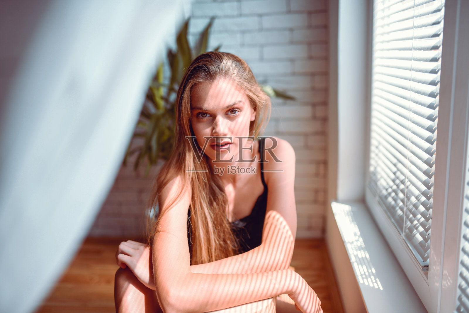 窗边放松的美女照片摄影图片