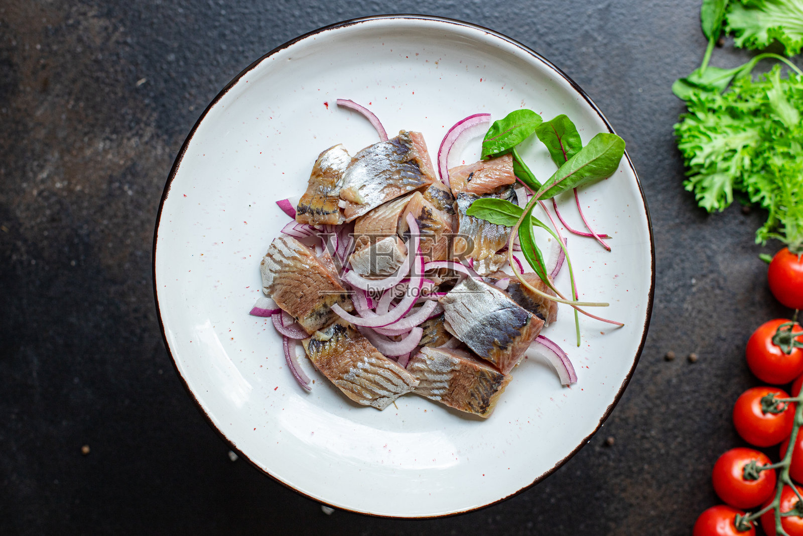 鲱鱼，沙拉，洋葱，调料，零食，海鲜，美味的鱼，食用大小，天然产品，俯视图，文字复制空间，生的生的鱼素照片摄影图片