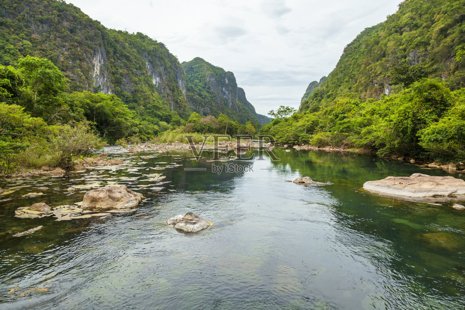 水晶清澈的蓝色水池在丰国家公园-克邦山的水。纯净的山泉水。照片摄影图片