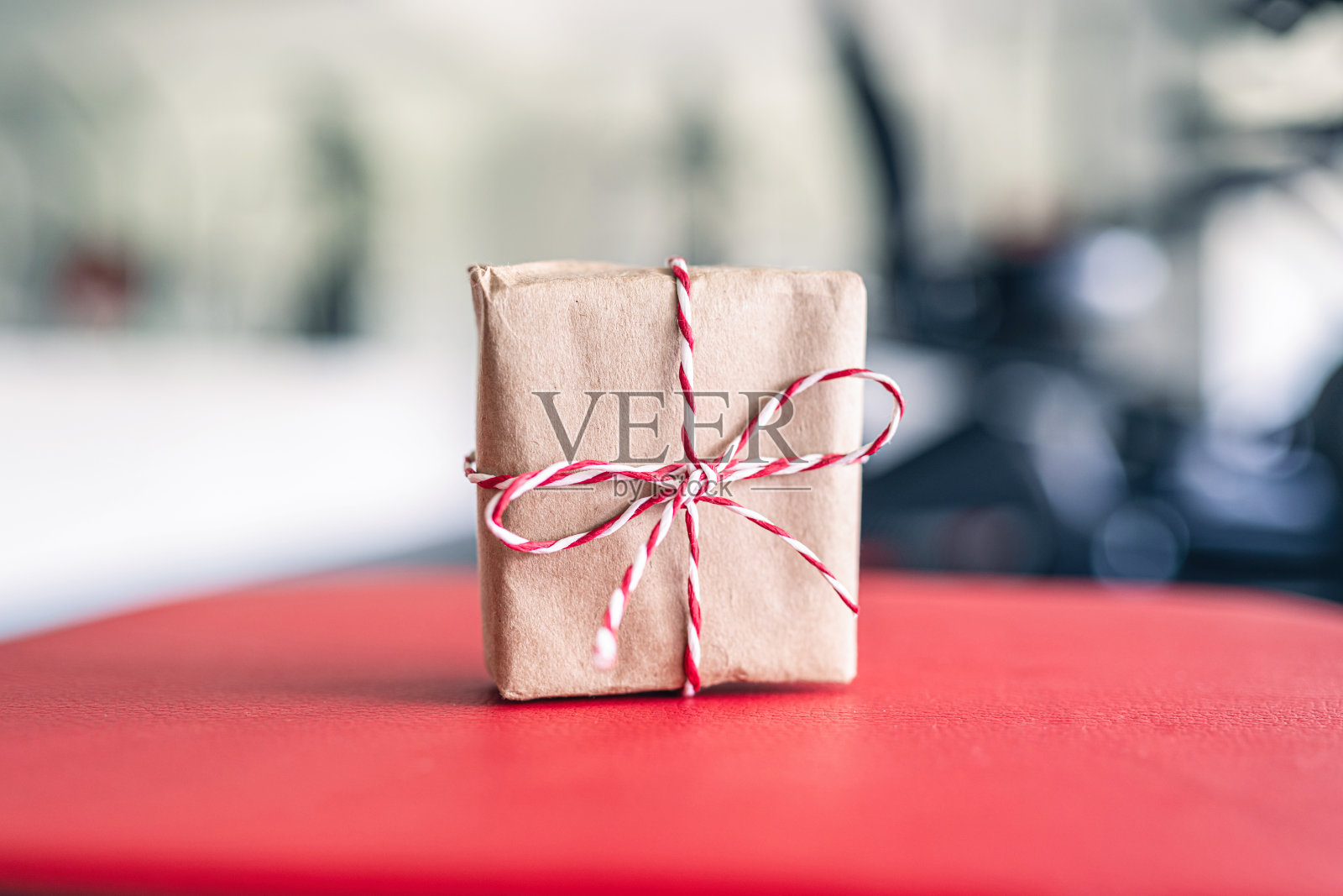 带蝴蝶结的小礼盒在体育馆对面的设备和慢跑模拟器。圣诞节及新年优惠的象征及概念。副本的空间。照片摄影图片