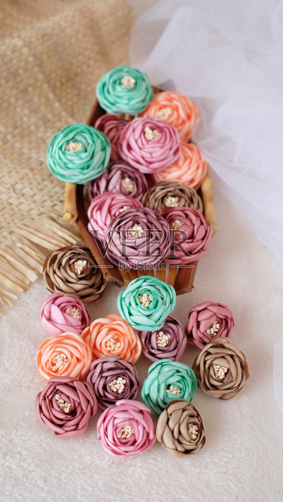 用织物、纺织品制成的人工手工花，可作为发饰、装饰和点缀照片摄影图片