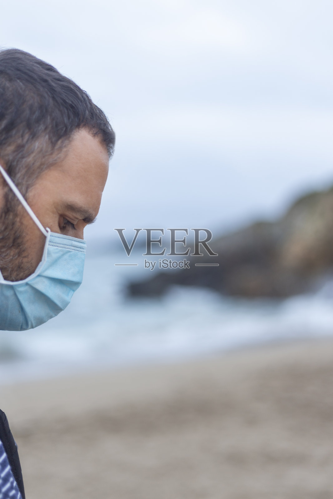 一个中年男子的脸部特写，戴着面具照片摄影图片