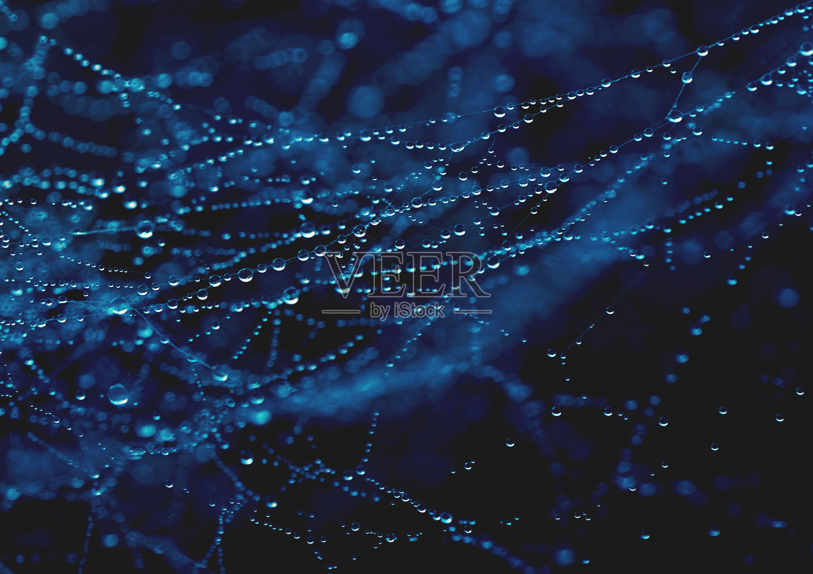 美丽的抽象纯度背景与水滴在蓝色。照片摄影图片