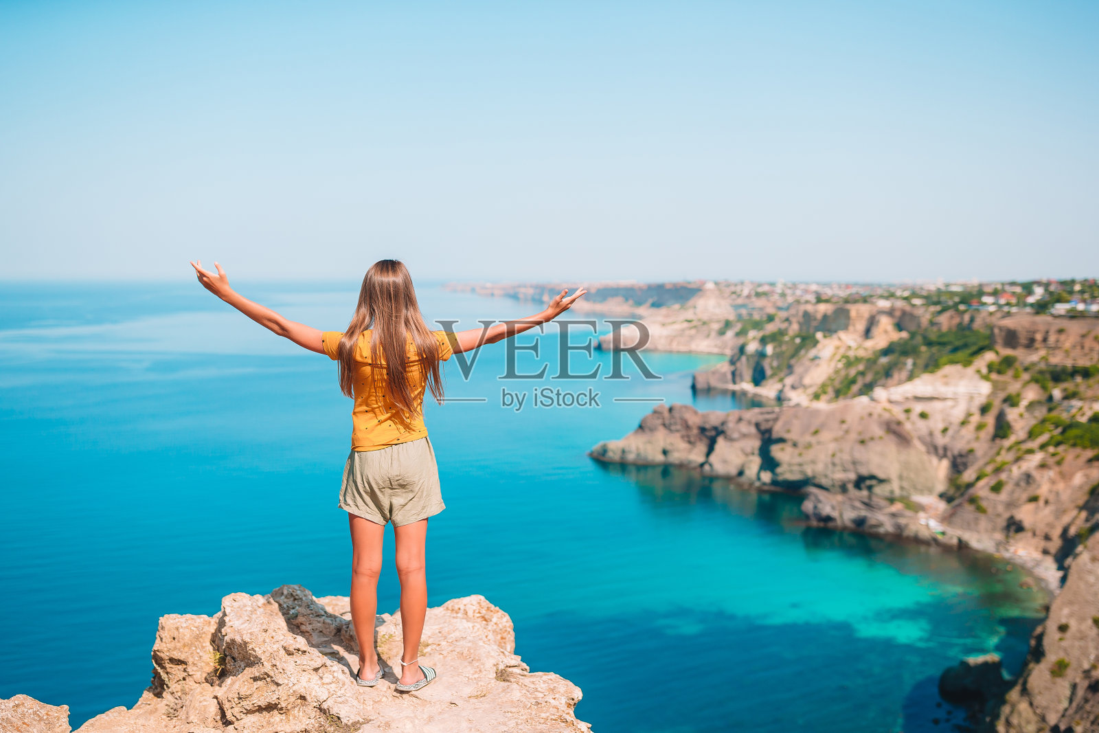 在白色岩石背景下度假的孩子照片摄影图片