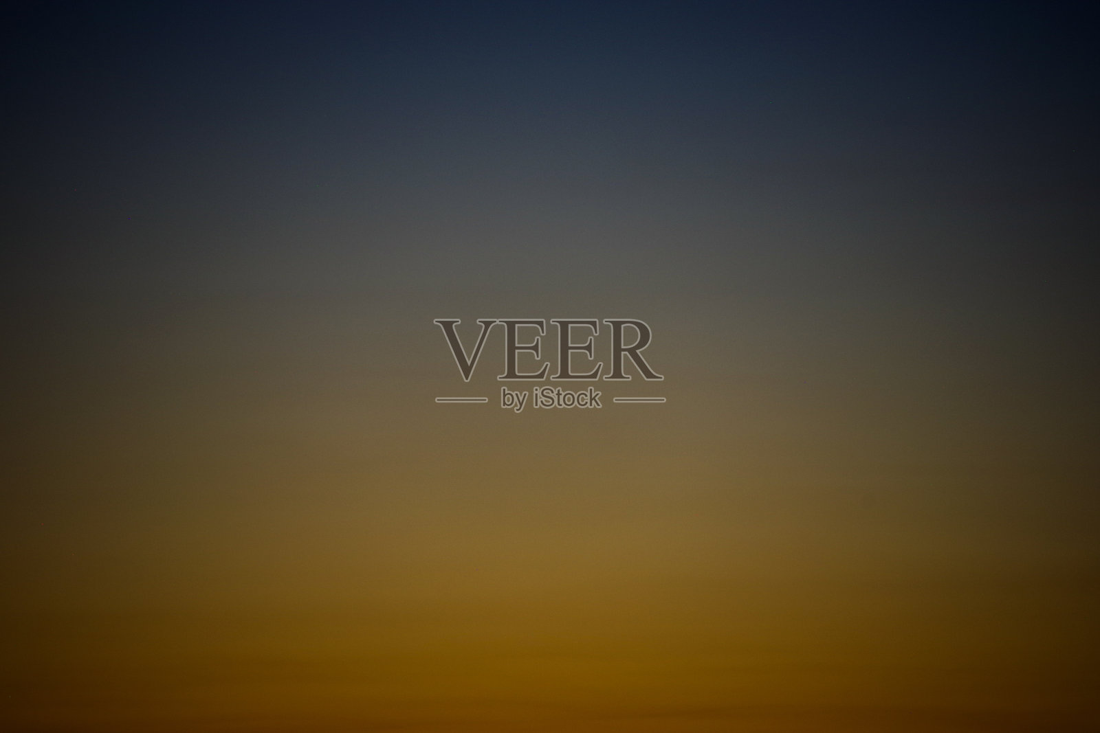 在大加那利岛的日落中，模糊的天空线条。照片摄影图片