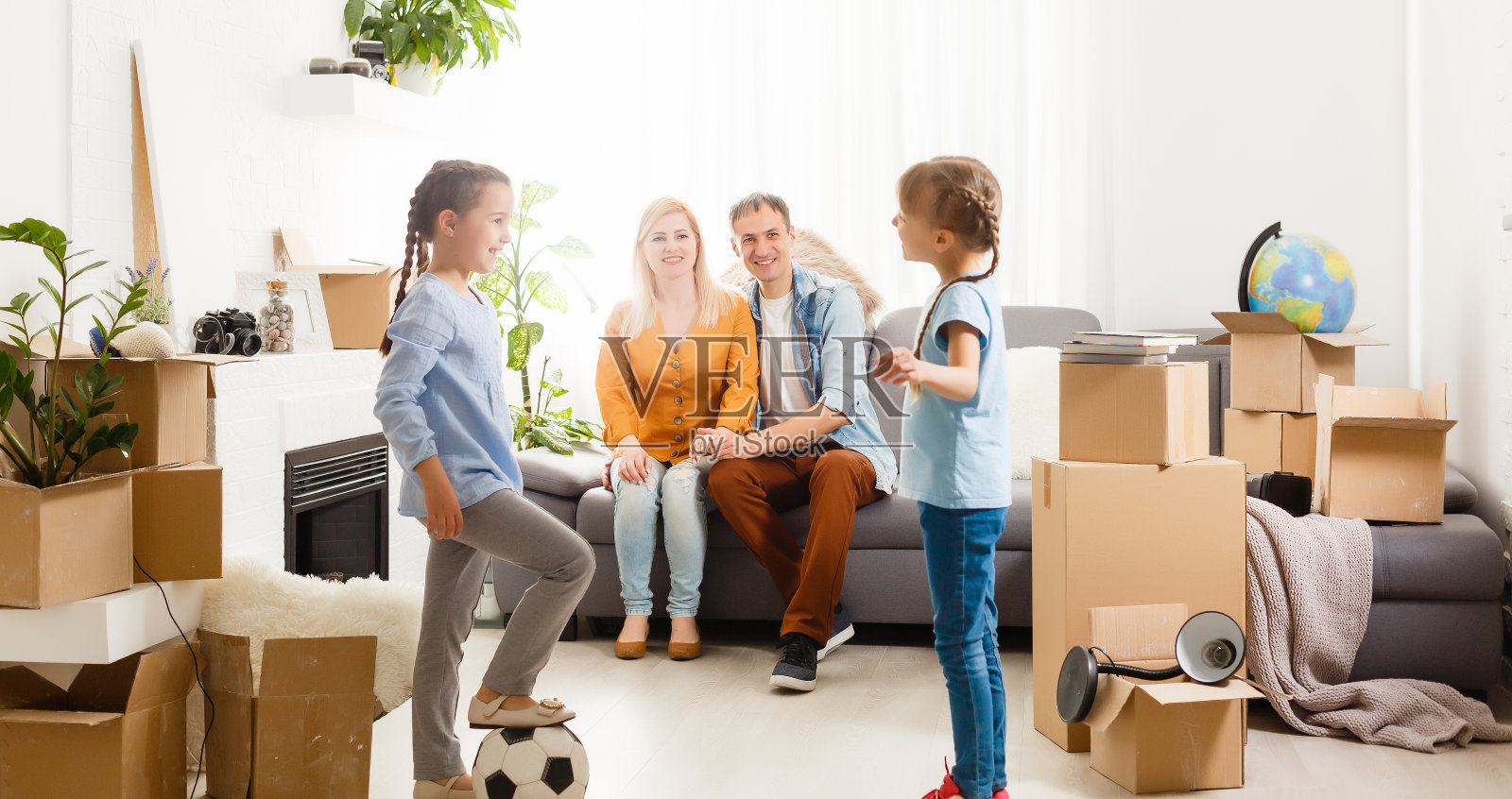 一家人搬进新家照片摄影图片