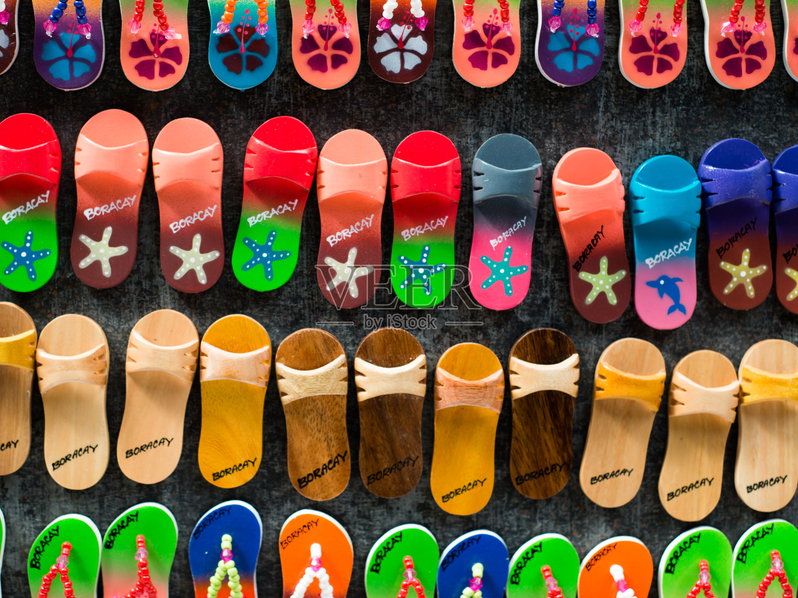 手工制作的木制拖鞋作为纪念品照片摄影图片