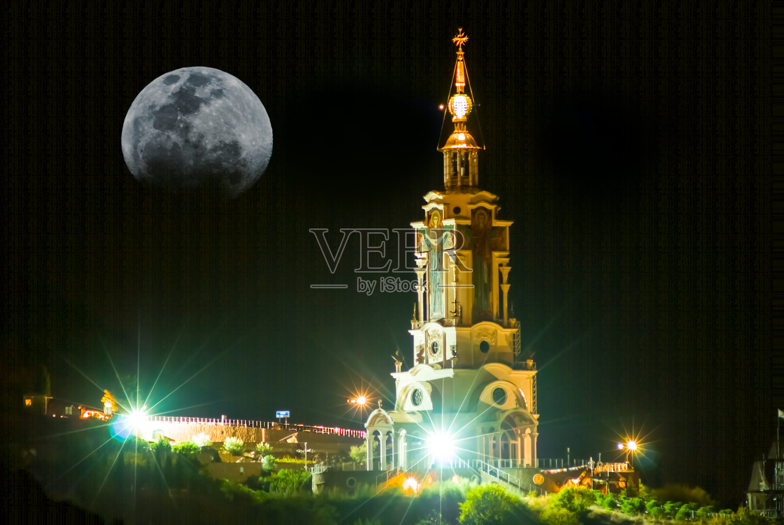 在基督教教堂的夜晚，教堂里，半月和夜空的景象照片摄影图片
