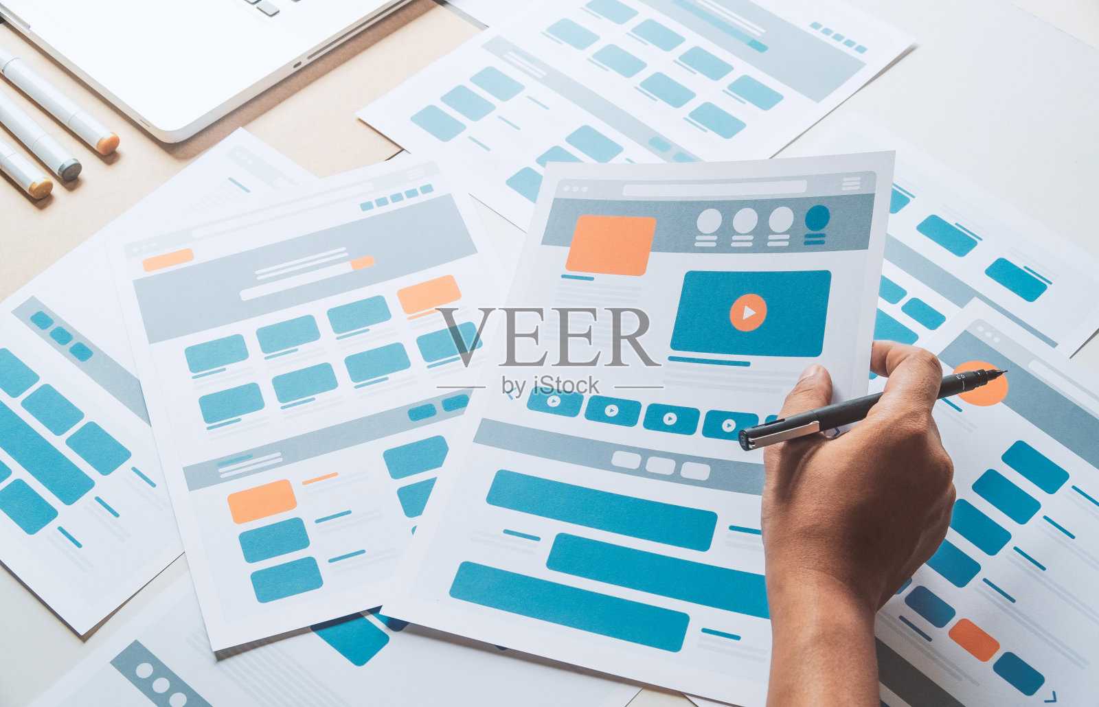 网站设计师创意规划应用开发者开发草图草图模板布局原型框架线框设计工作室。用户体验概念。照片摄影图片