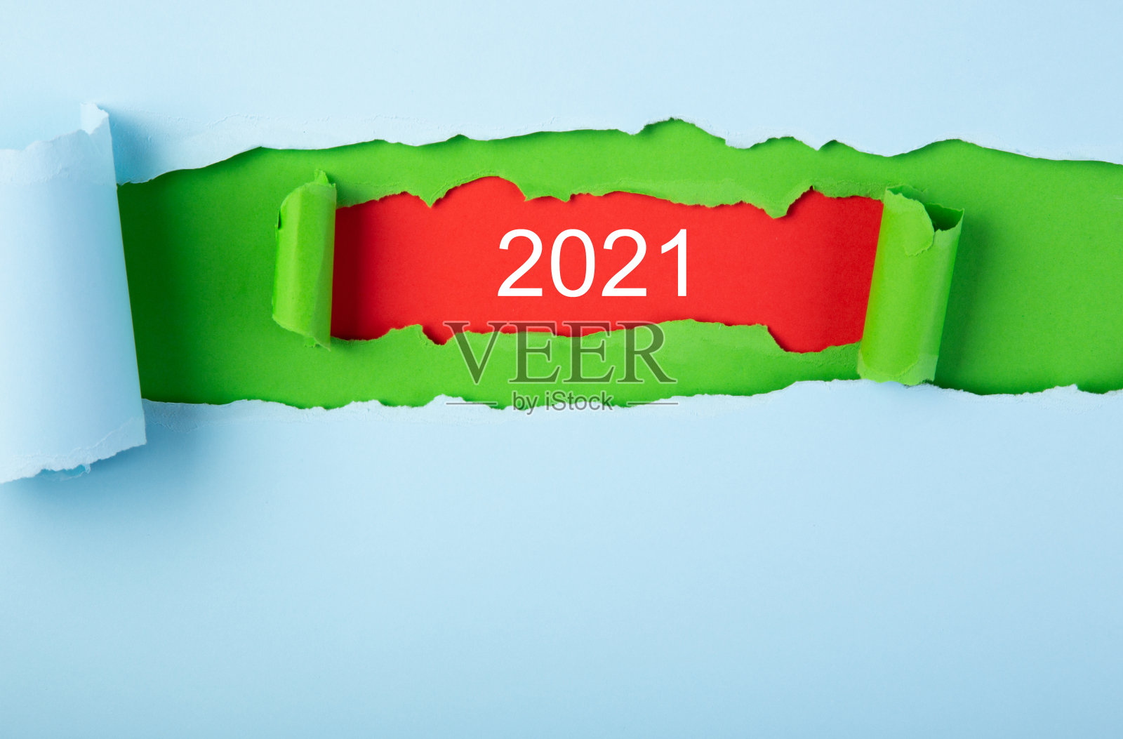 愿景2021的目标写在一张撕破的纸后面。照片摄影图片