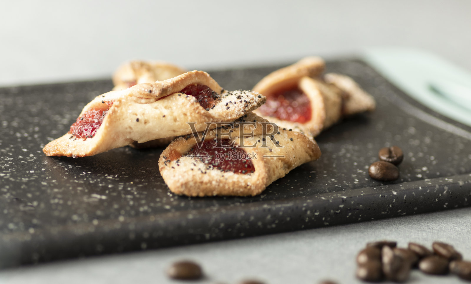 关于健康天然甜点的背景知识。用自制烘焙食品和咖啡豆制作的深色木板。照片摄影图片