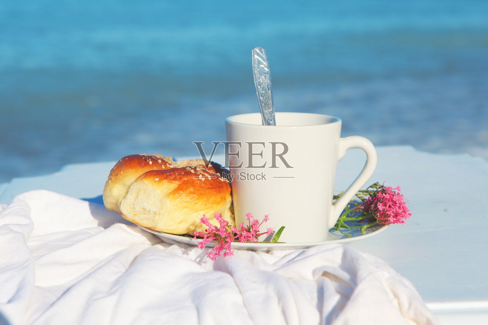 黑咖啡配糕点照片摄影图片