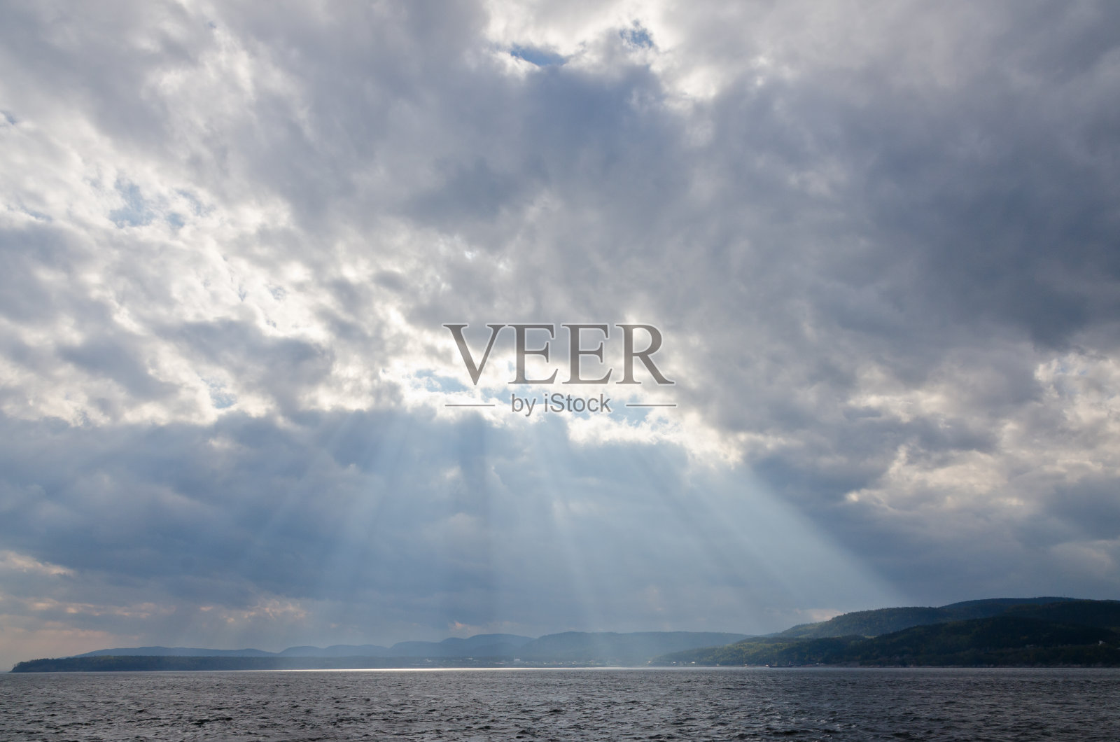 阳光照在黑暗的天空照片摄影图片