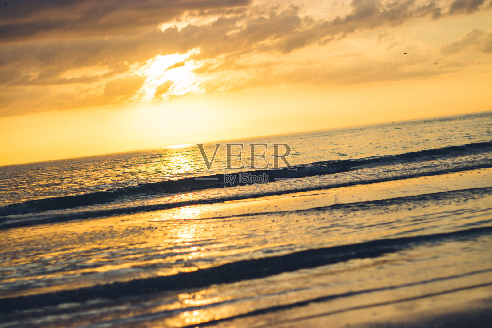 日落时海滩上的波浪照片摄影图片