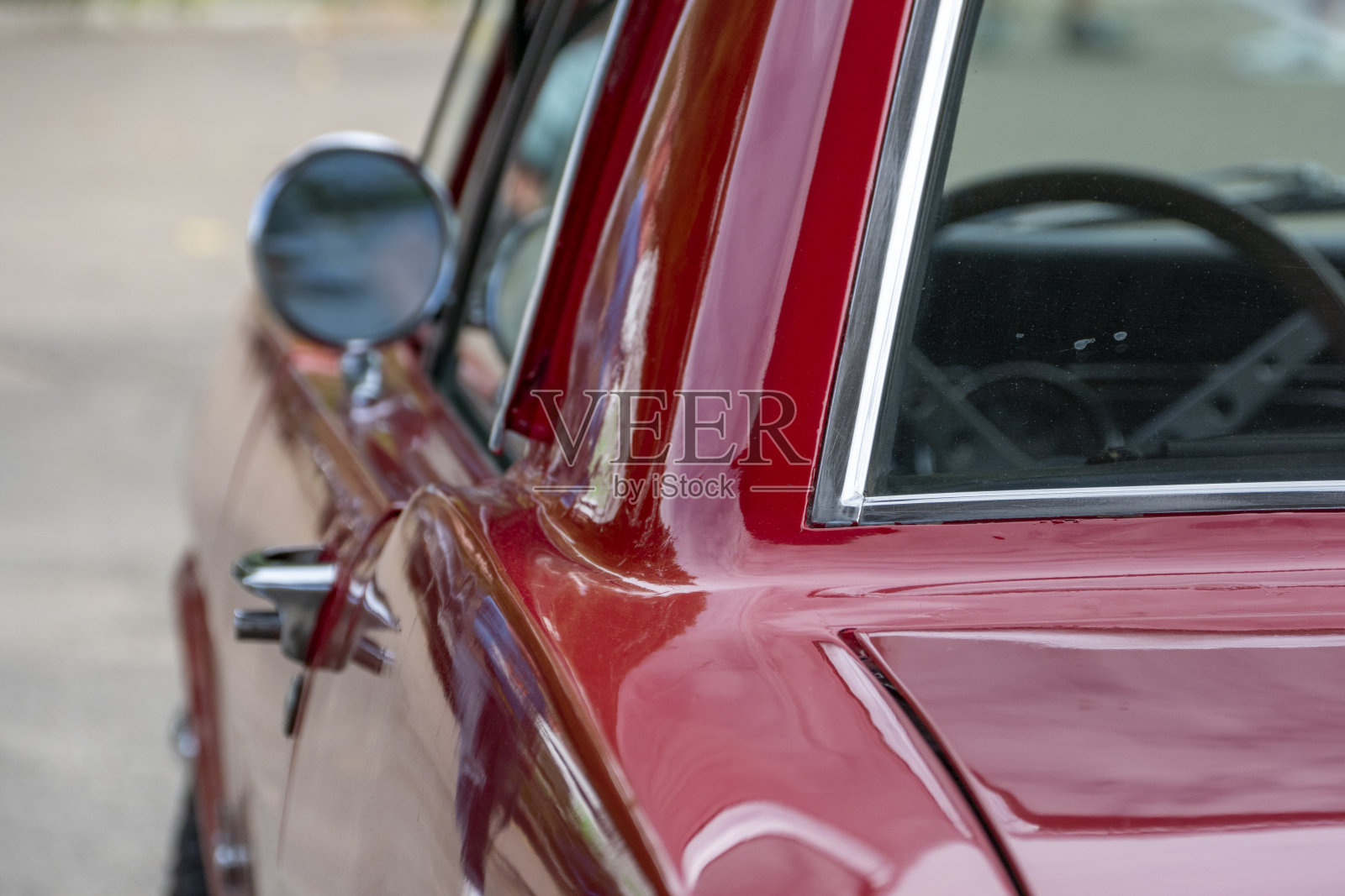 从一辆1970年代的红色福特野马后面的部分视图照片摄影图片