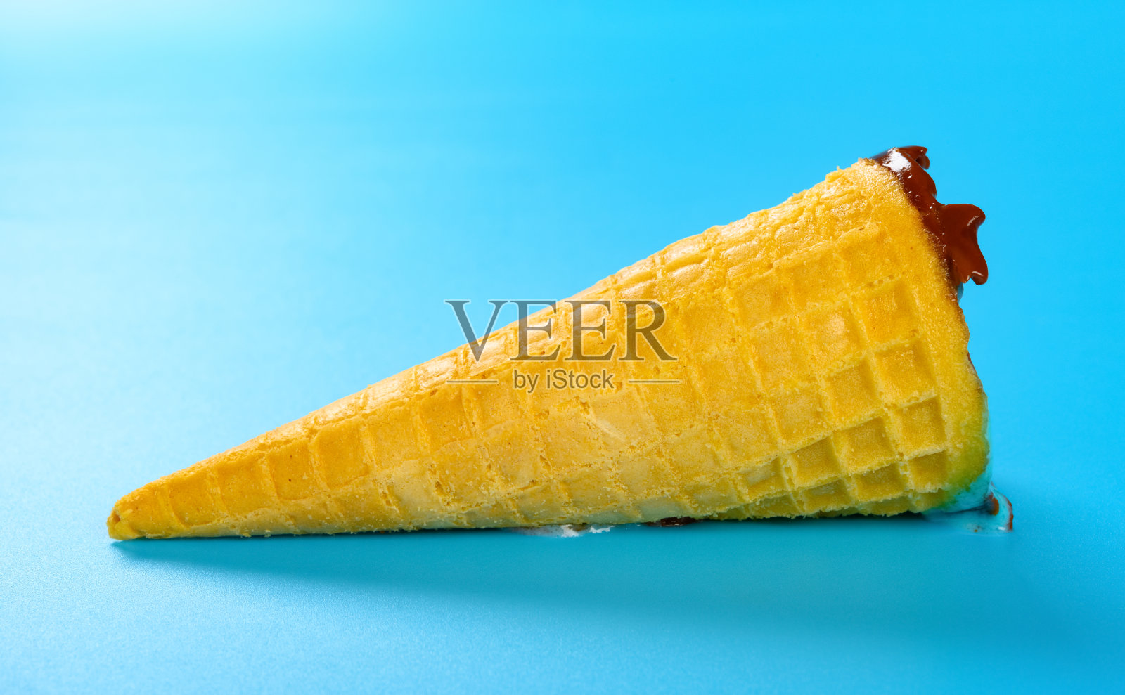 在蓝色背景上的侧视图空冰淇淋蛋筒照片摄影图片