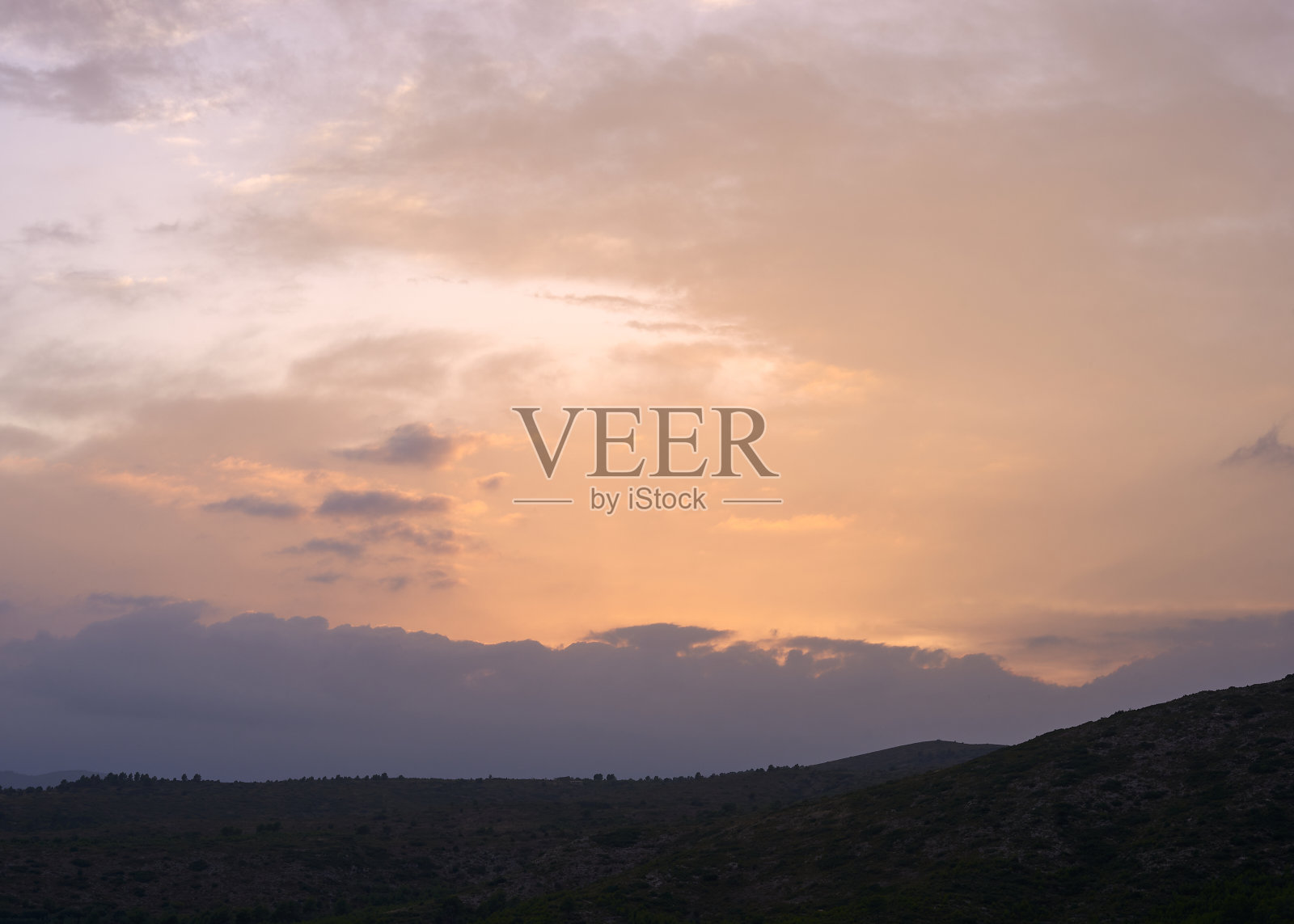 日落在云雾缭绕的高山上照片摄影图片