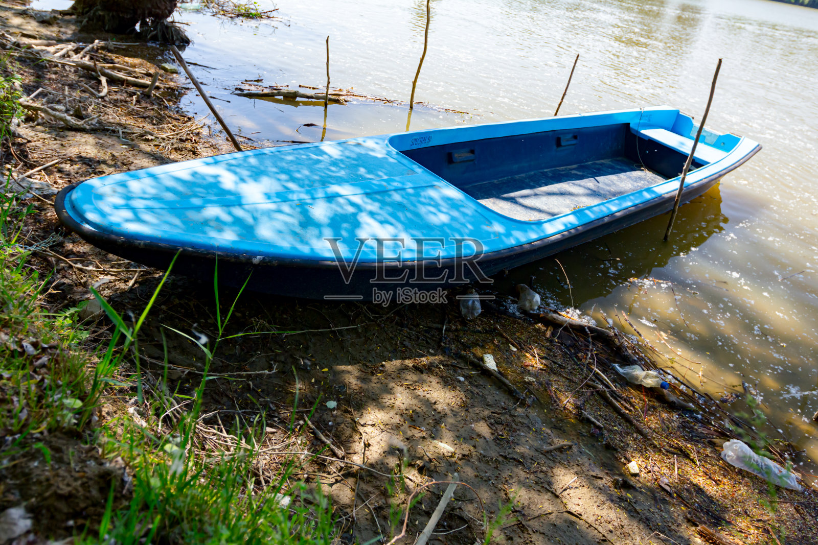 被污染的河岸上的临时码头照片摄影图片