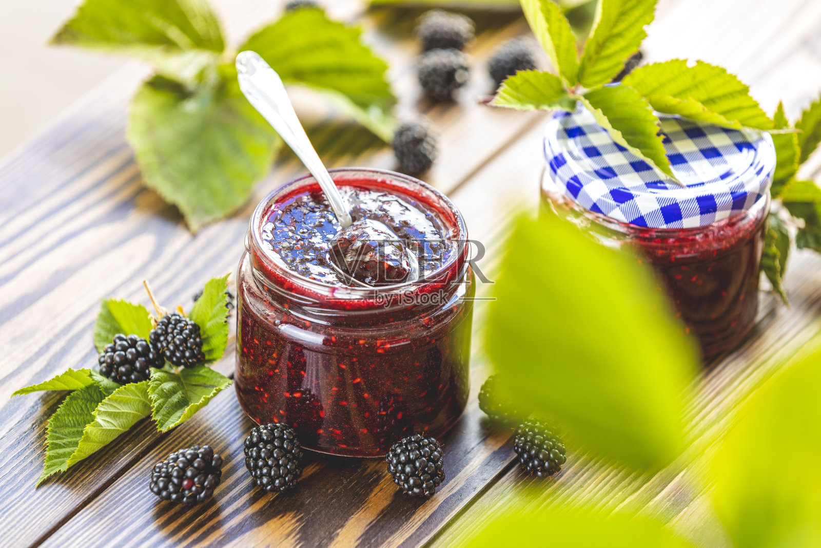 新鲜的自制黑莓酱在玻璃罐里照片摄影图片