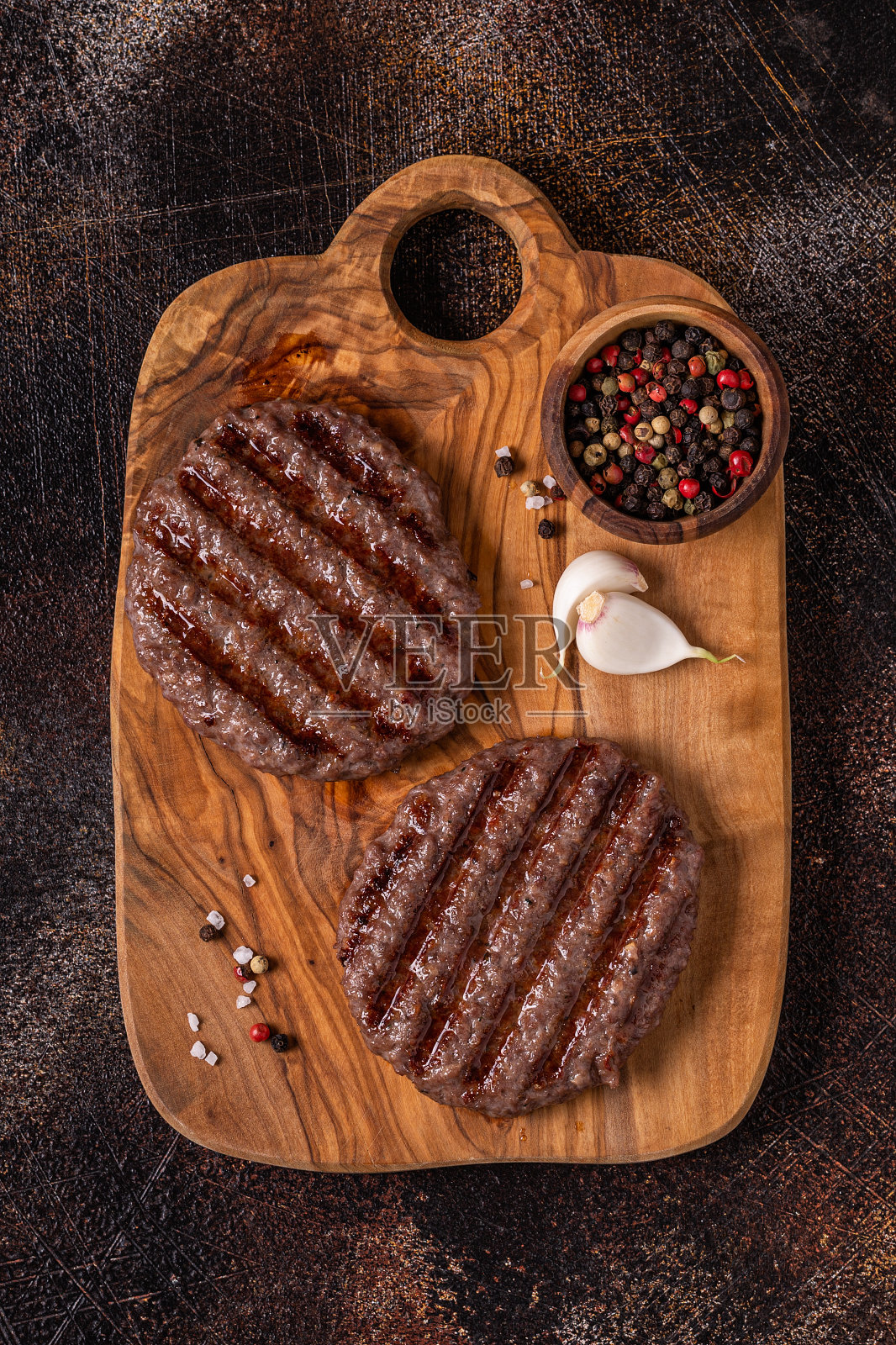 炸肉排，放在木板上做汉堡照片摄影图片