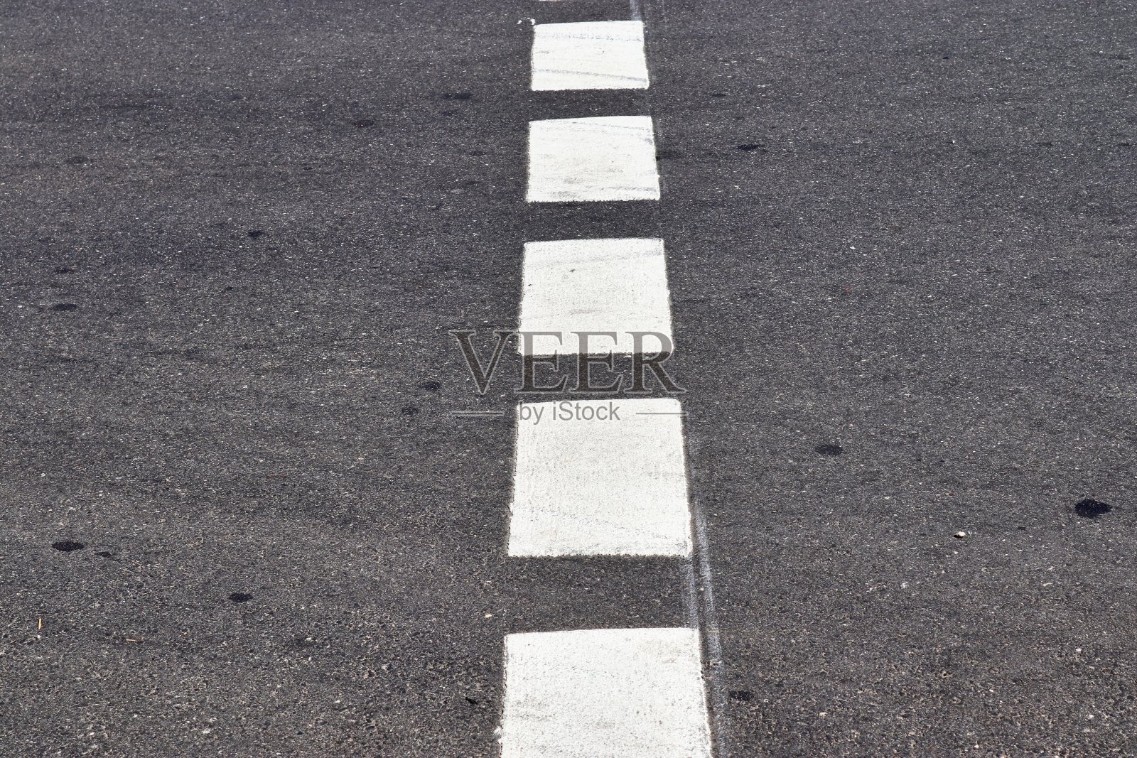 不同的标志和标记涂在街道和道路的灰泥上。照片摄影图片