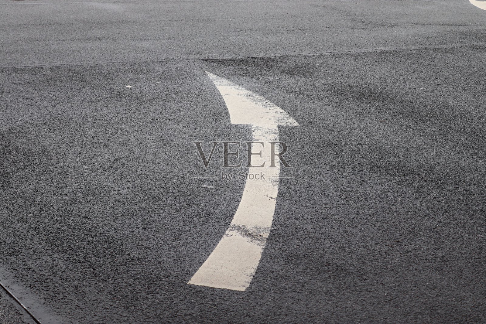 不同的标志和标记涂在街道和道路的灰泥上。照片摄影图片