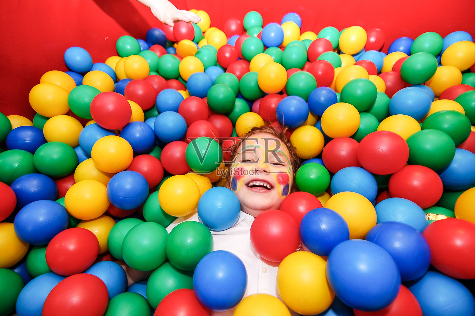 孩子在球池里玩照片摄影图片