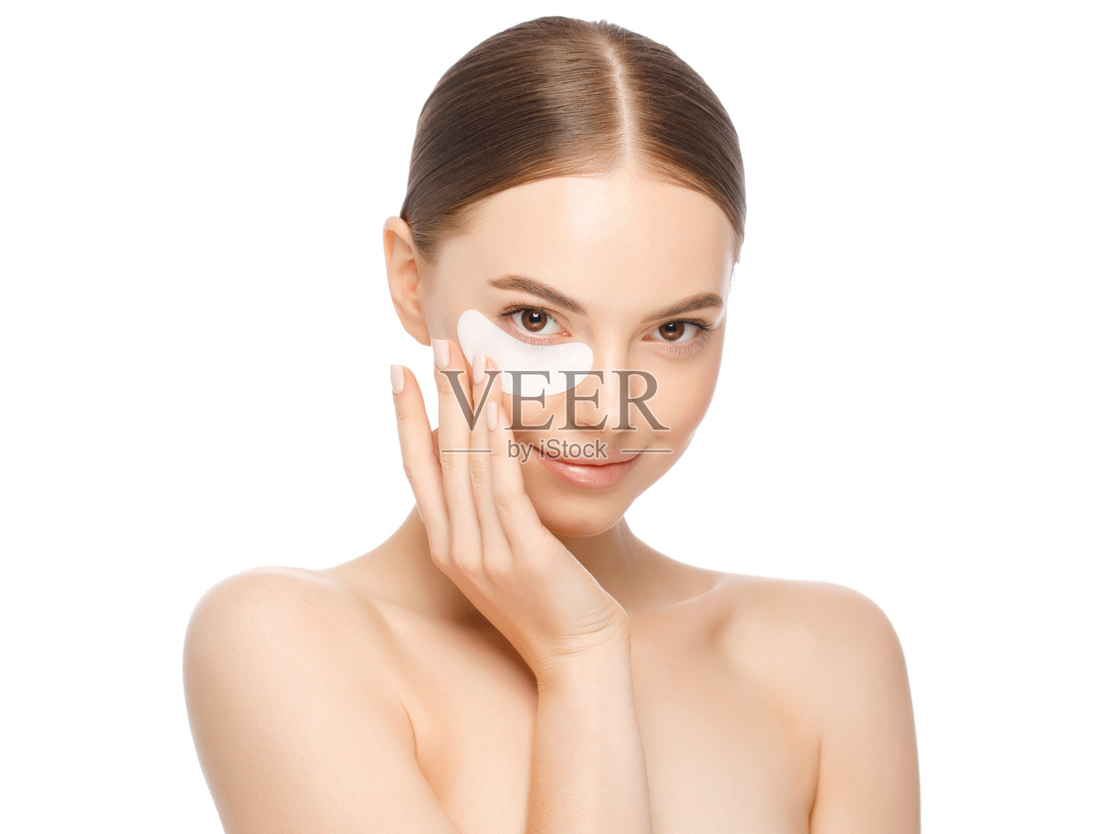 特写年轻美丽的女人与发光裸露的皮肤，戴一个眼罩消除浮肿，孤立在白色的背景照片摄影图片