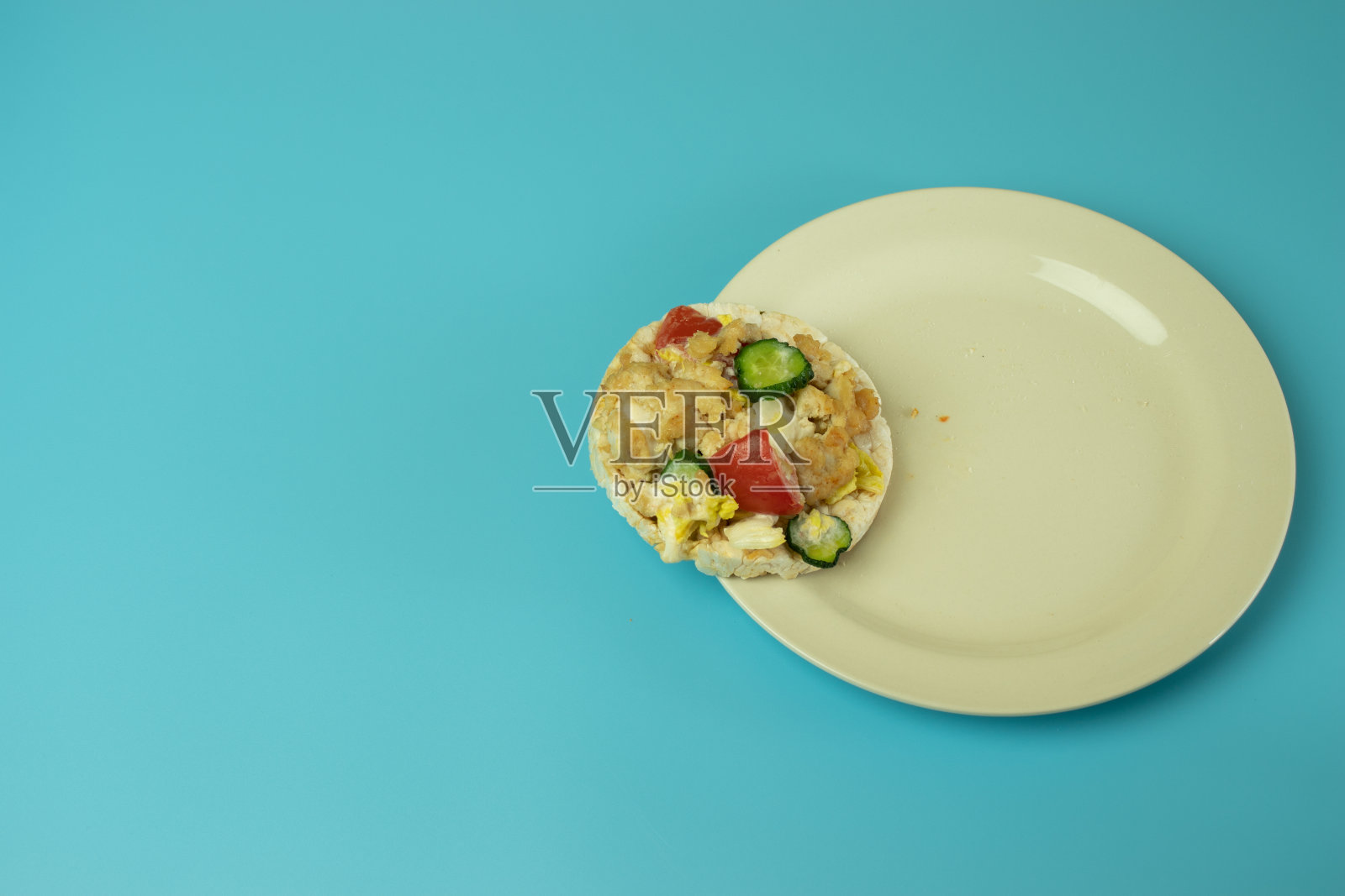 菜与食物在蓝色背景与复制空间。俯视图设计模板照片摄影图片