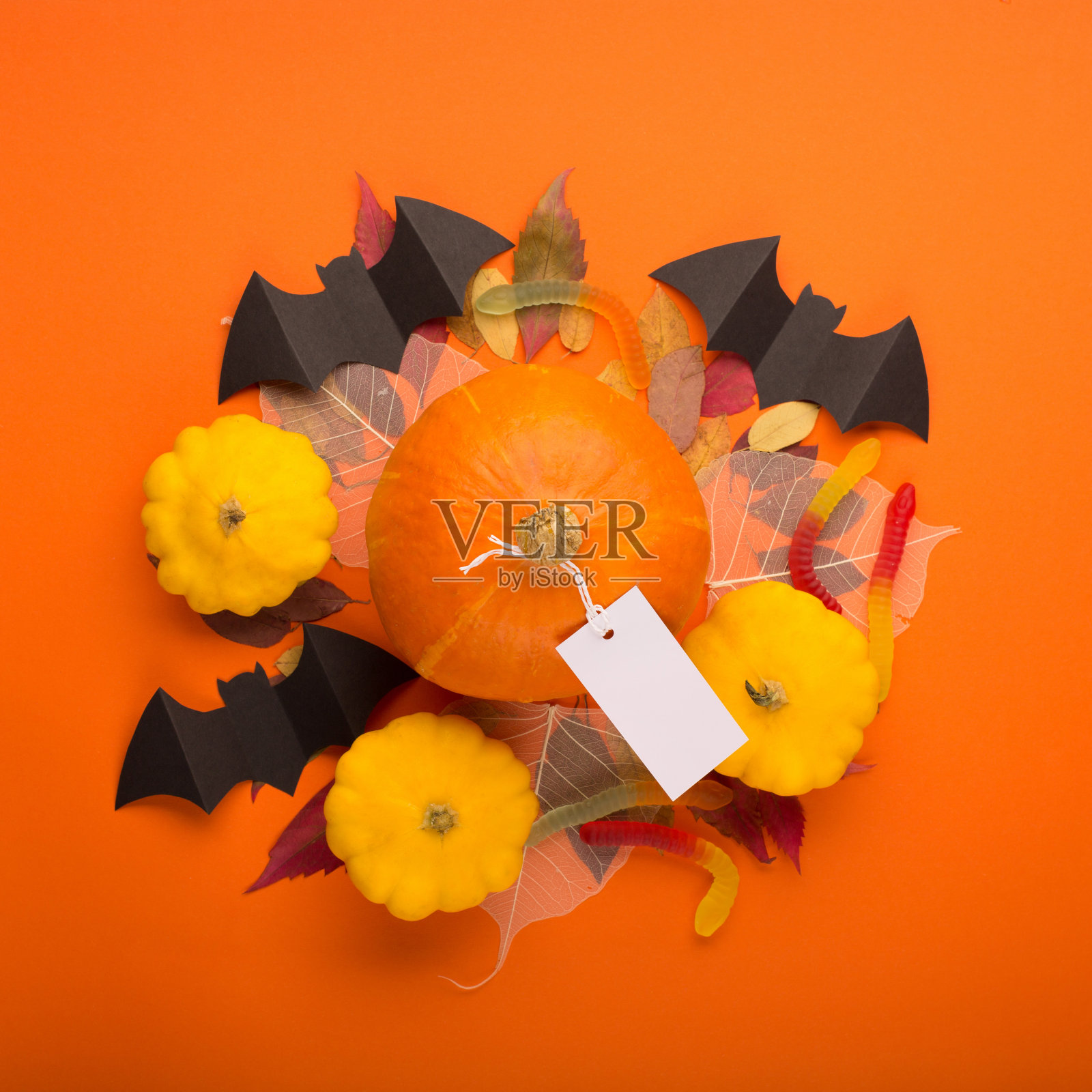 万圣节的纸装饰在橙色的背景。照片摄影图片