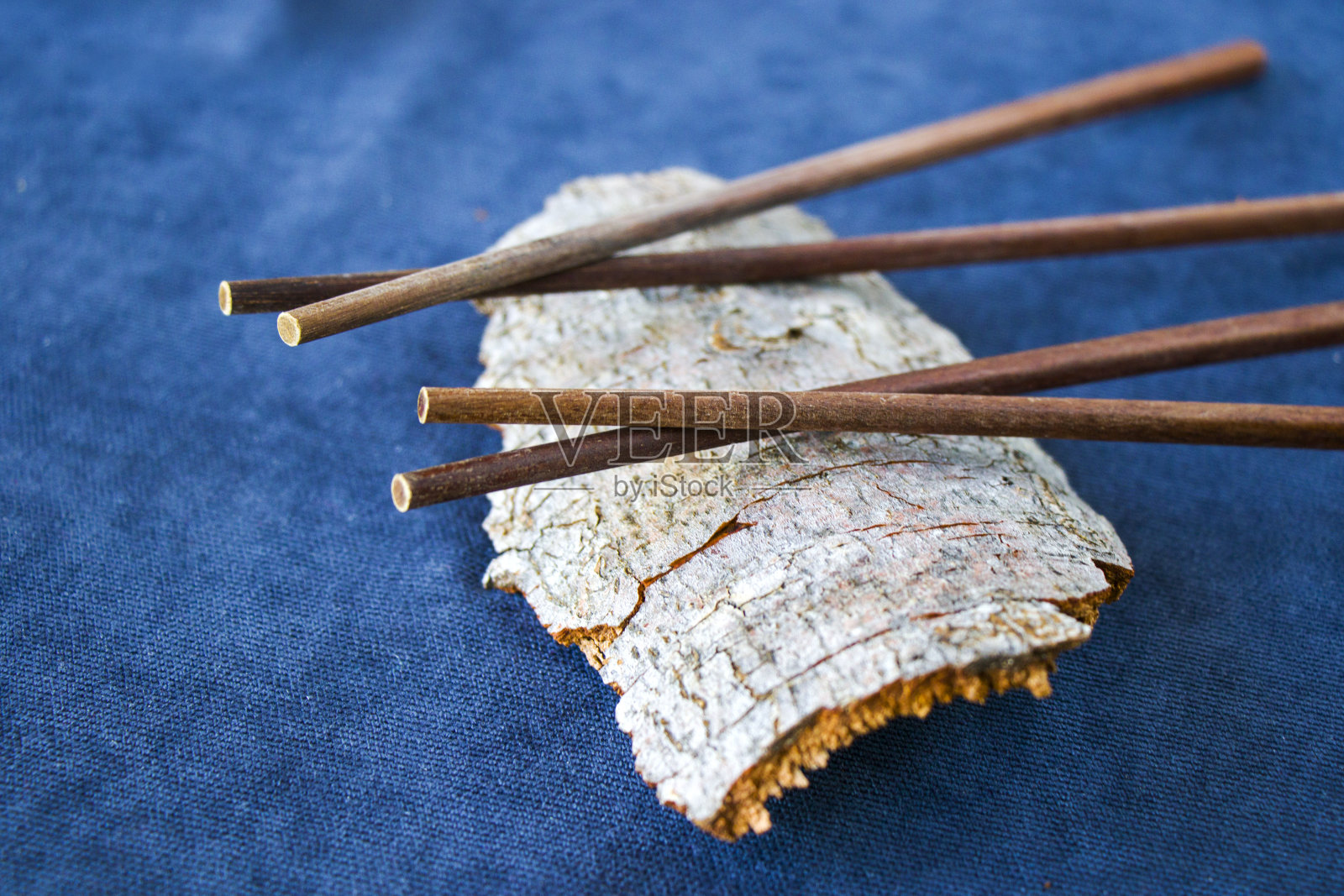 蓝色背景上的空亚洲餐具，碗，肉酱和筷子，餐厅餐具照片摄影图片