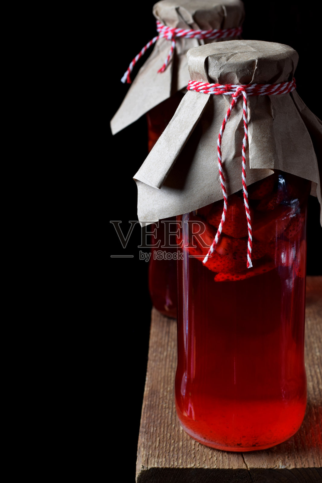 玻璃瓶里自制的草莓酒照片摄影图片