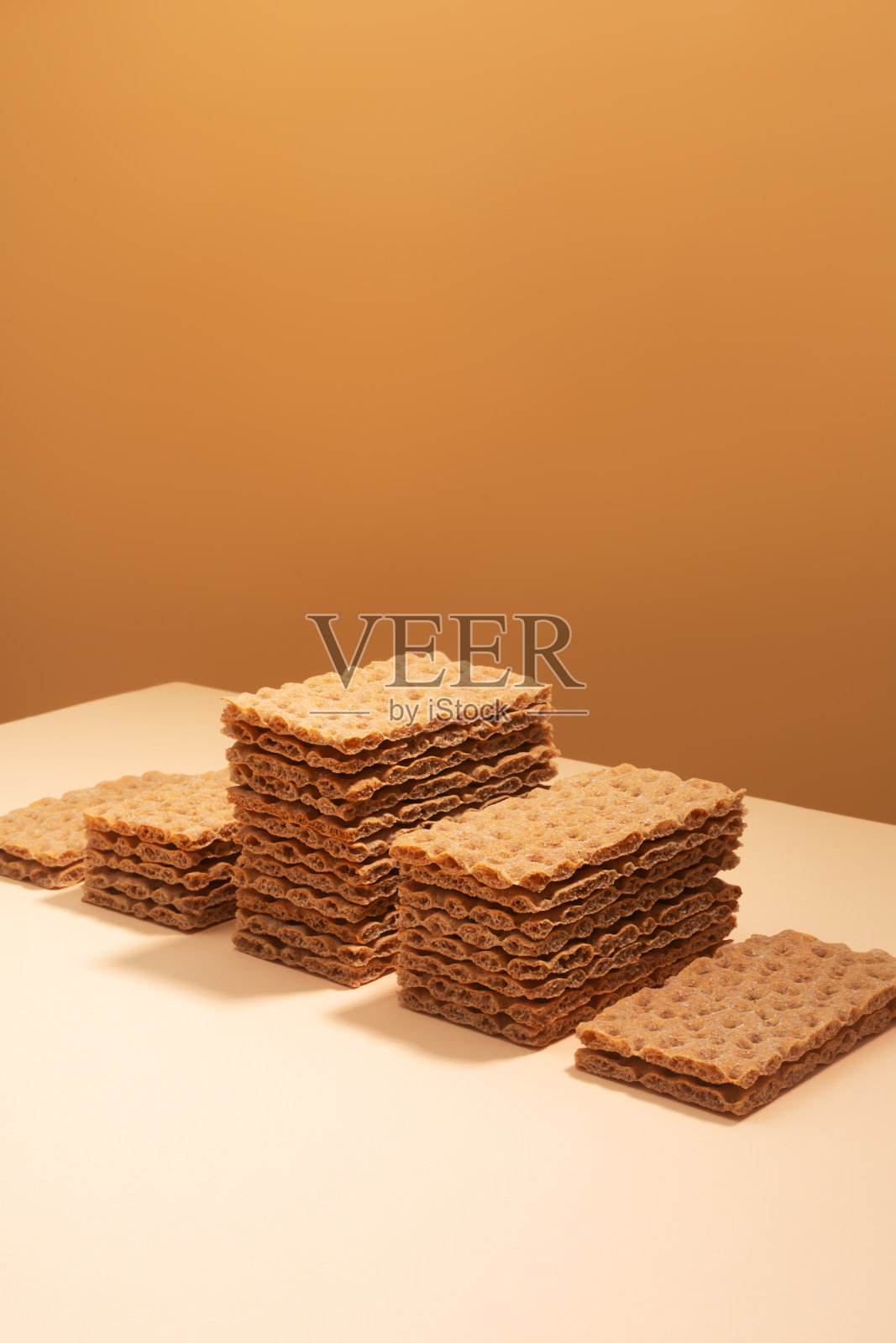 米黄色表面上的脆饼，等距创意极简主义概念照片摄影图片