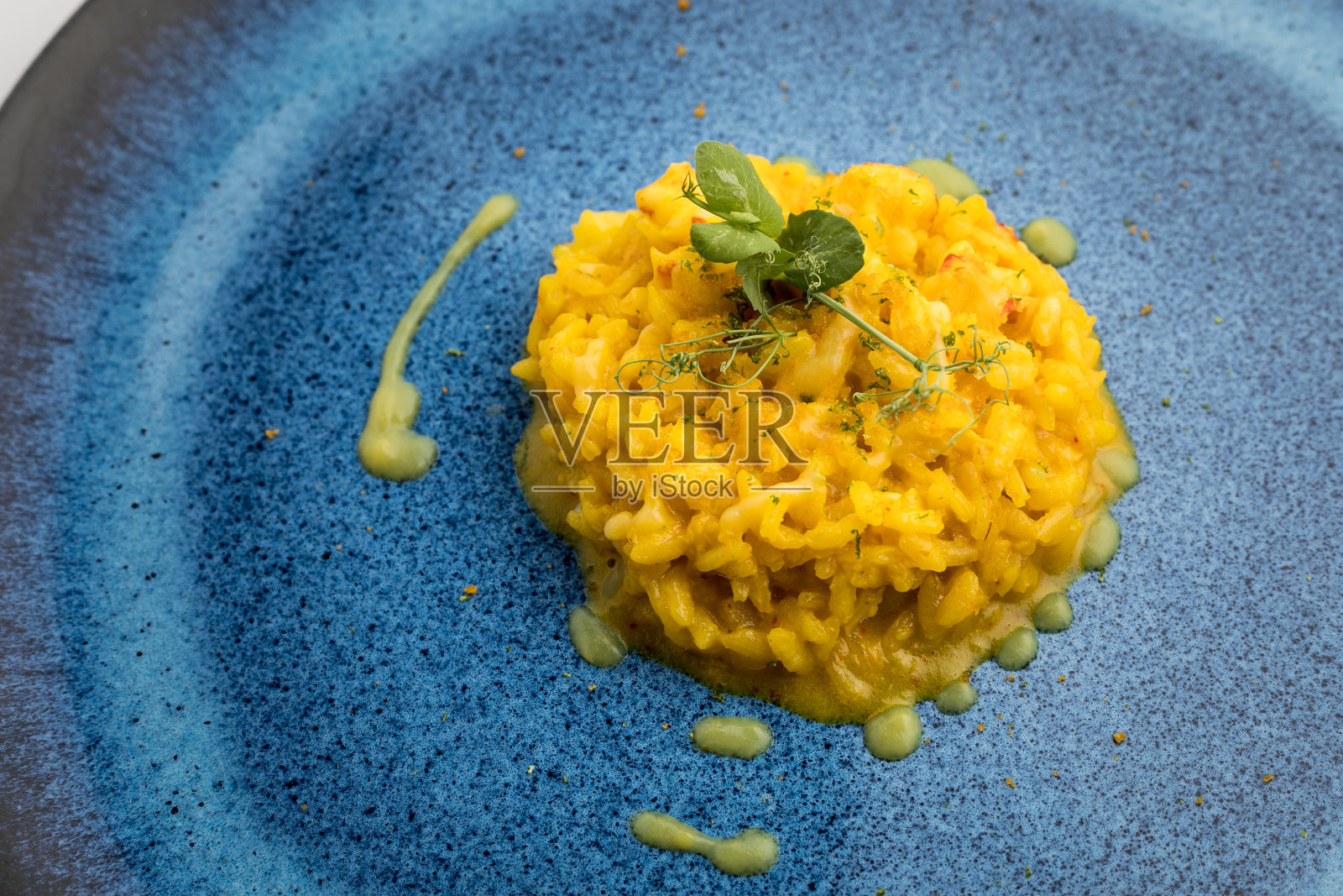 米兰烩饭配藏红花和帕尔马干酪。意大利菜。照片摄影图片