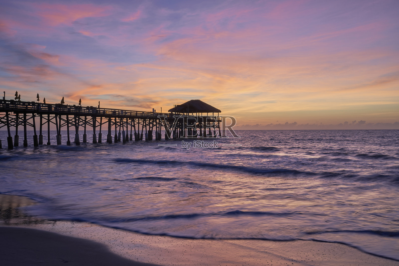美国佛罗里达中部的可可海滩日出时的可可海滩码头照片摄影图片