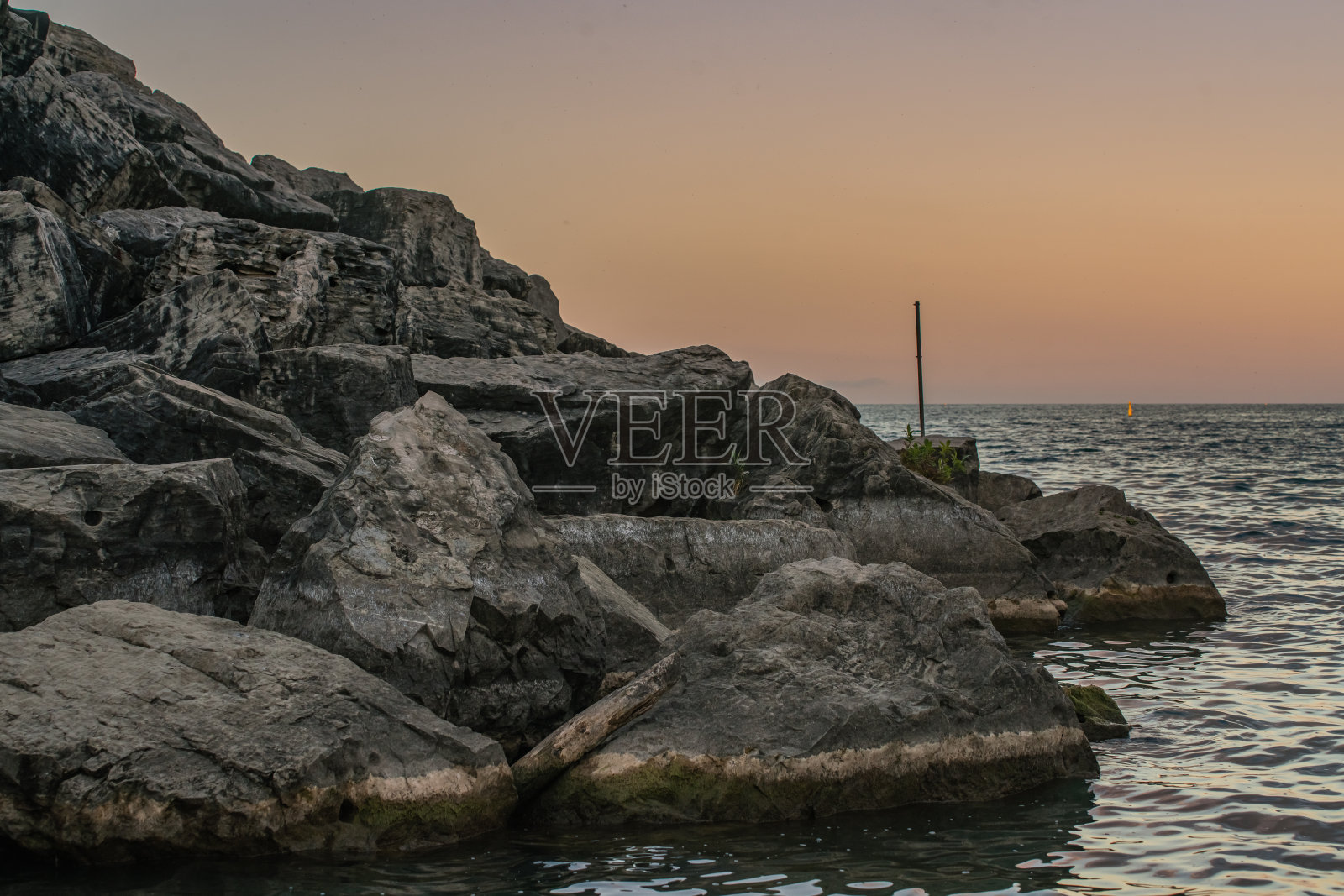安大略湖上的岩石悬崖照片摄影图片