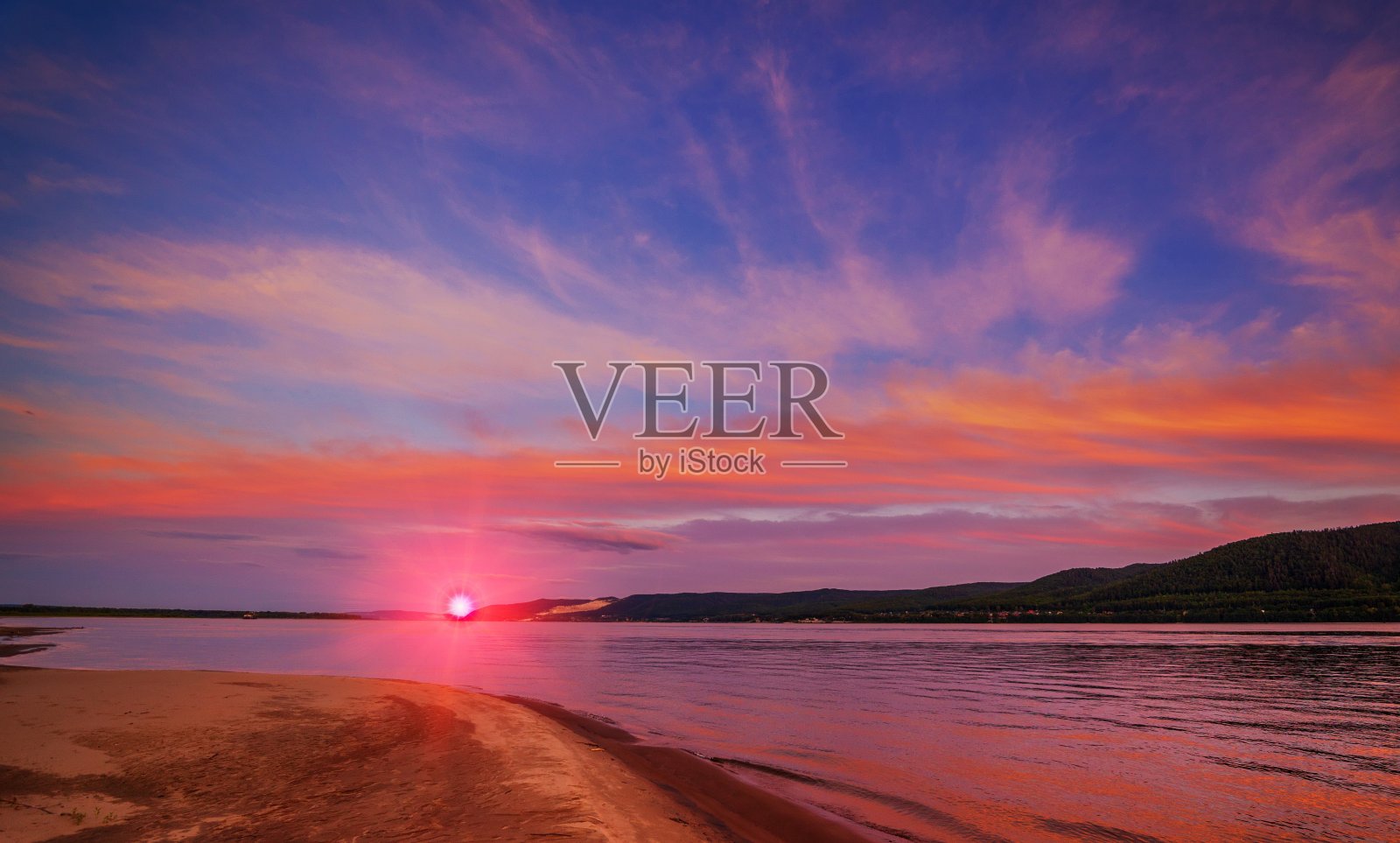 伏尔加河上美丽的日落照片摄影图片