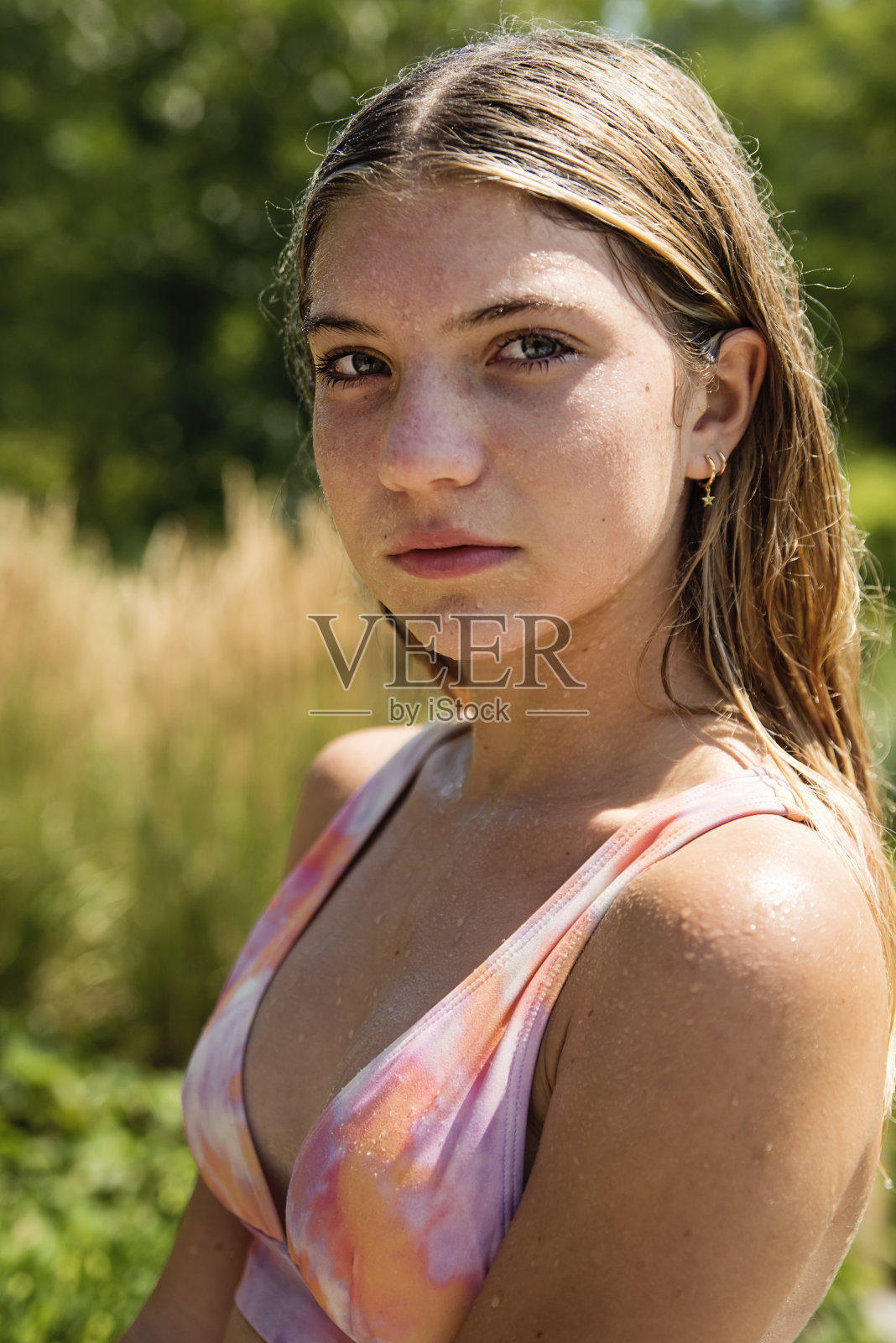 美丽的肖像少女在夏天的自然。照片摄影图片