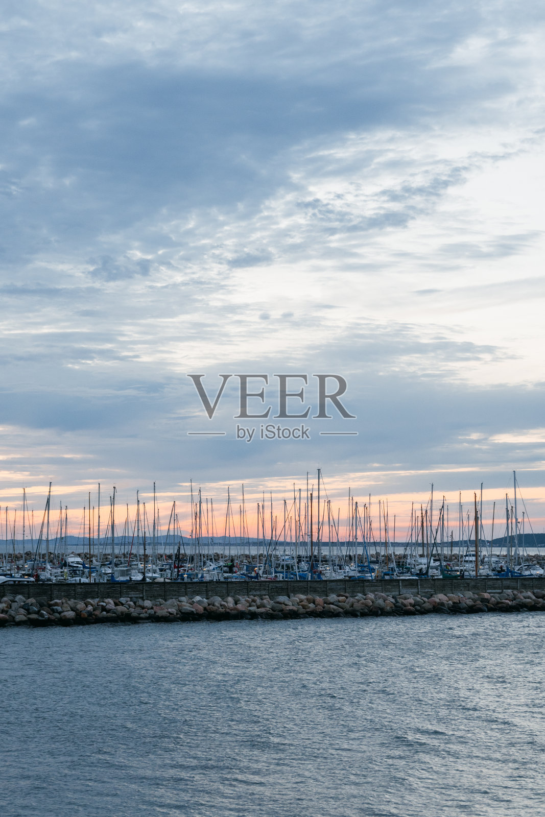 停泊在港口的帆船照片摄影图片