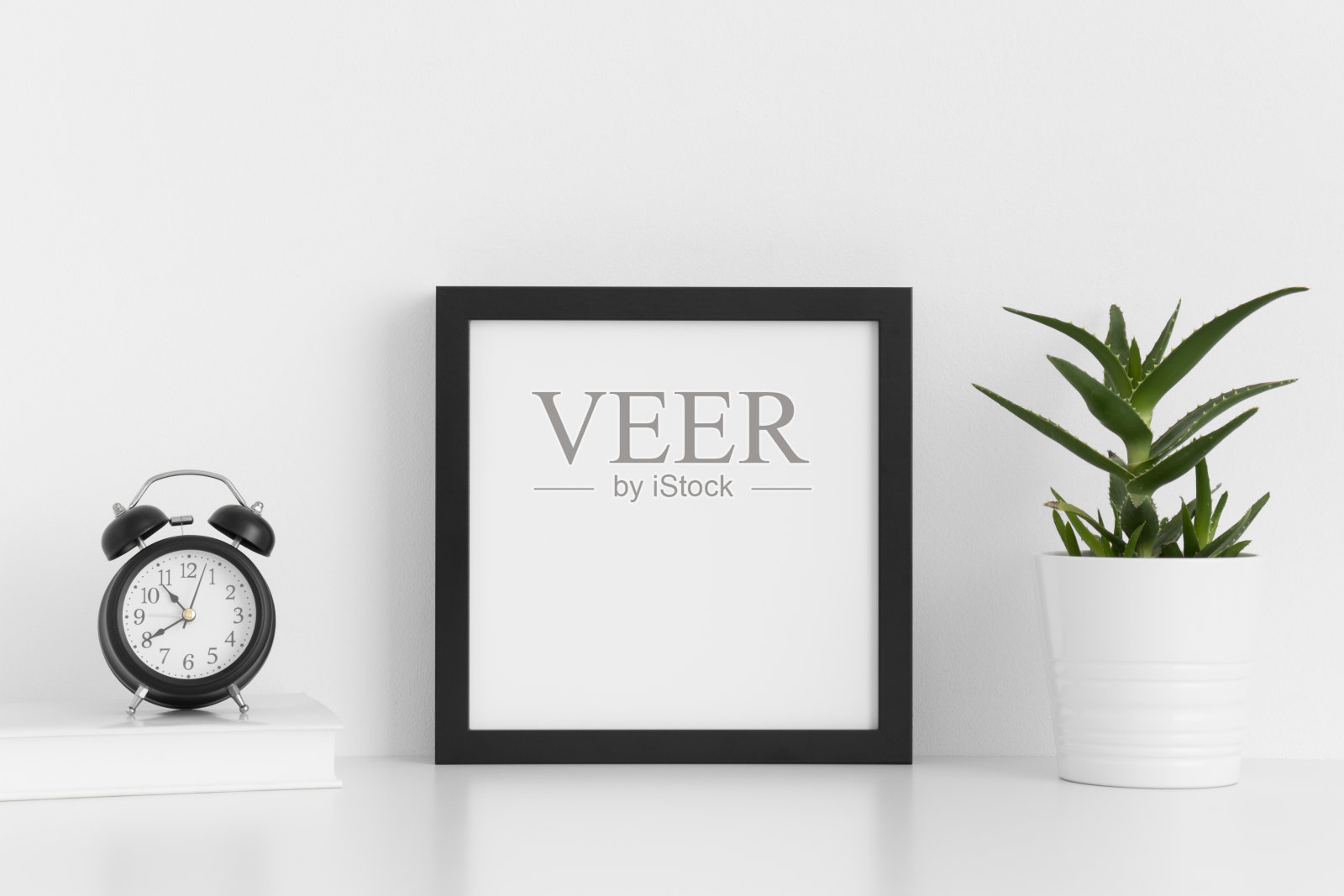 黑色方形框架模型与芦荟在一个锅和工作配件在白色的桌子上。照片摄影图片