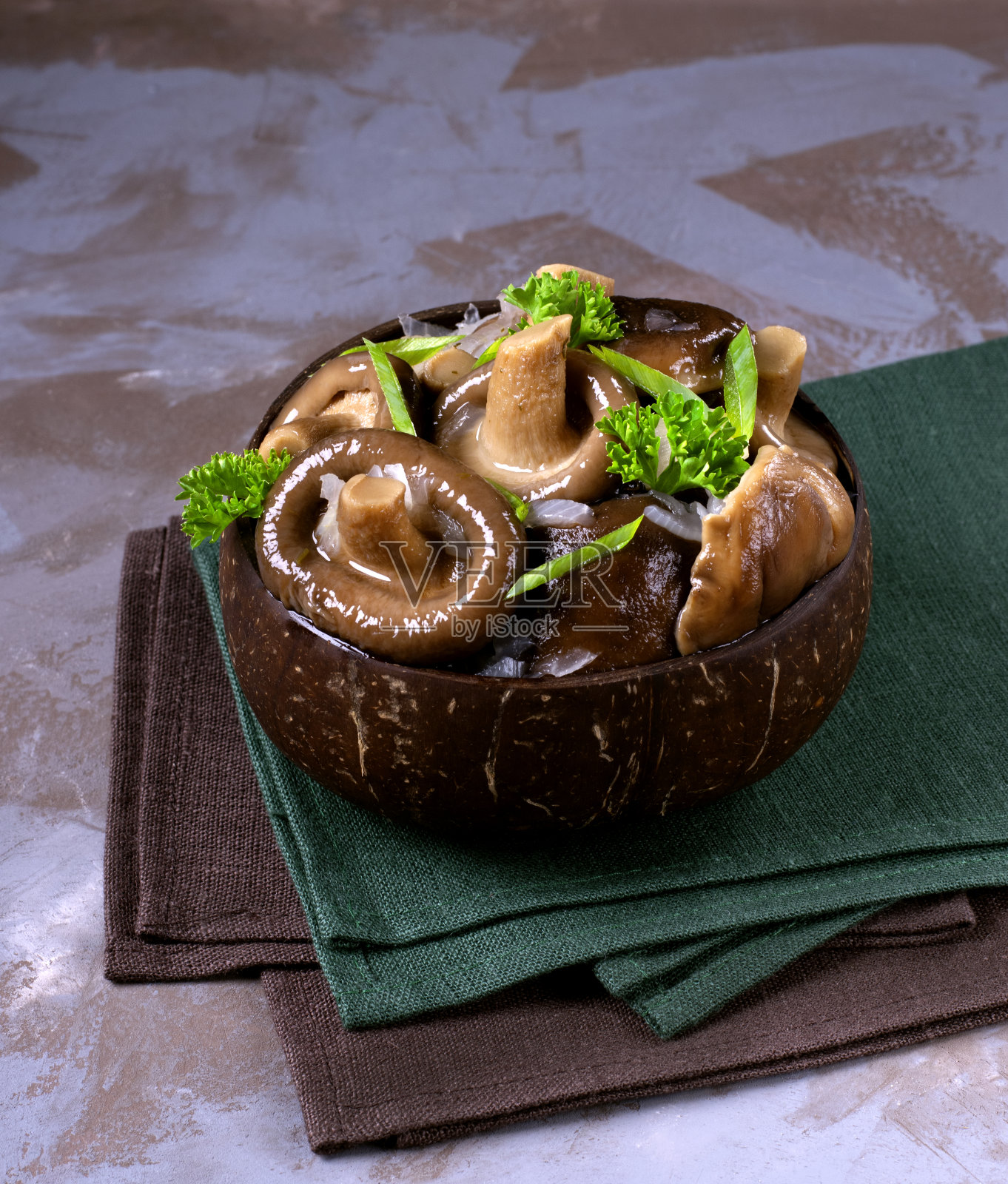 腌牛奶蘑菇、洋葱、香料、欧芹放在木碗里照片摄影图片